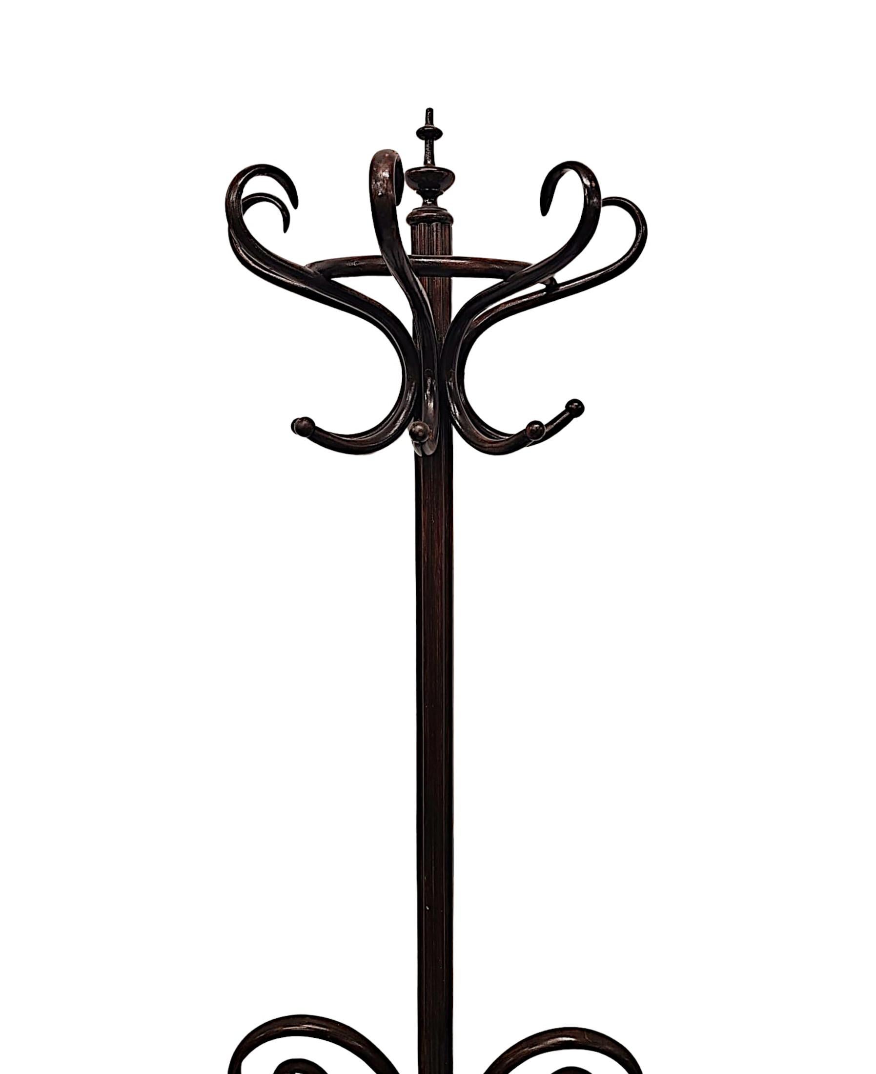Un très beau porte-chapeaux et porte-manteaux en bois courbé d'origine des années 1920, d'une qualité exceptionnelle.  Cette pièce fabuleuse est magnifiquement sculptée, richement patinée avec un grain fin et en excellent état.  La partie supérieure