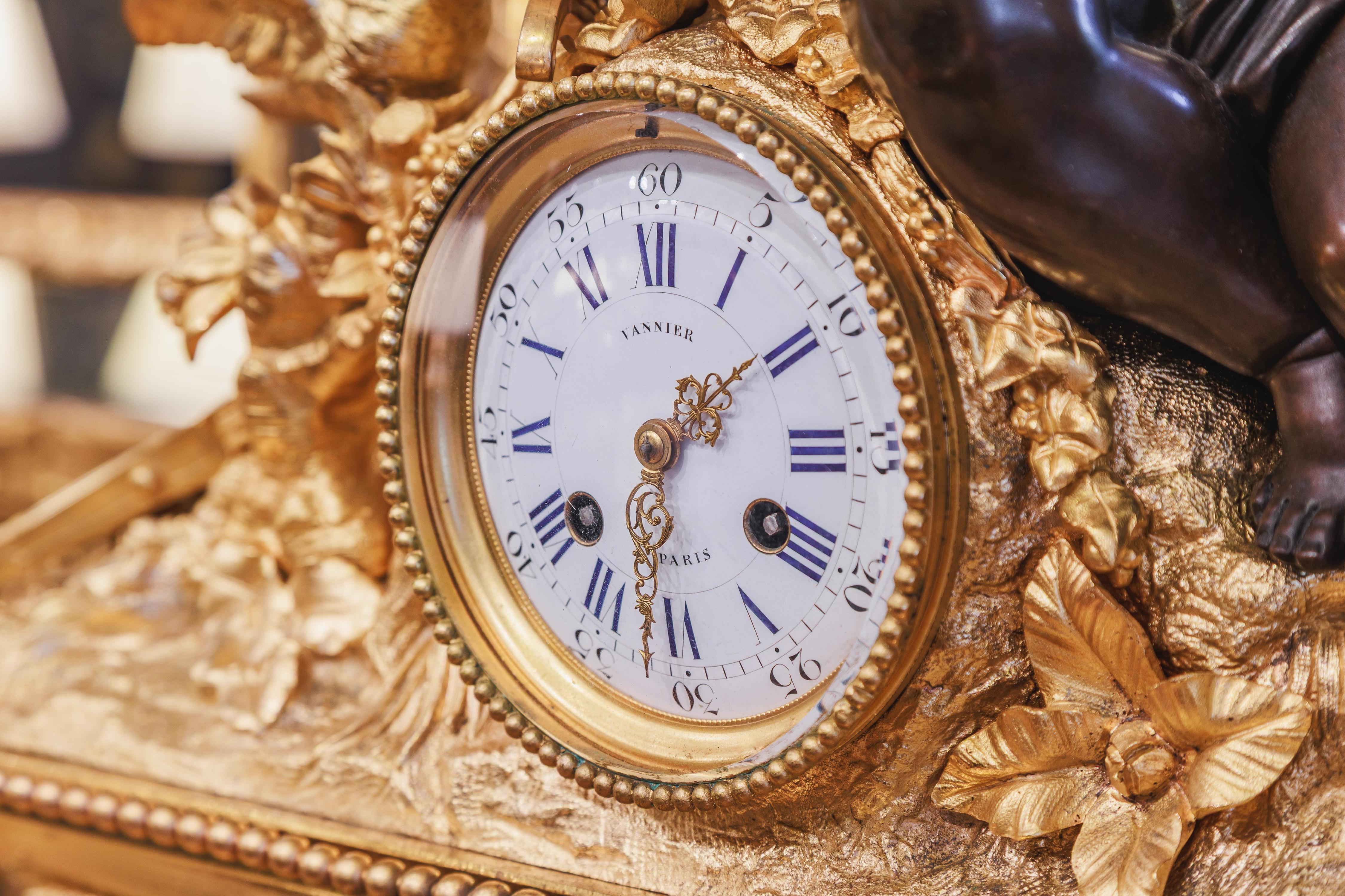 Eine sehr schöne französische vergoldete Bronze-Manteluhr aus dem 19. Jahrhundert von Vannier Paris im Zustand „Gut“ im Angebot in Dallas, TX