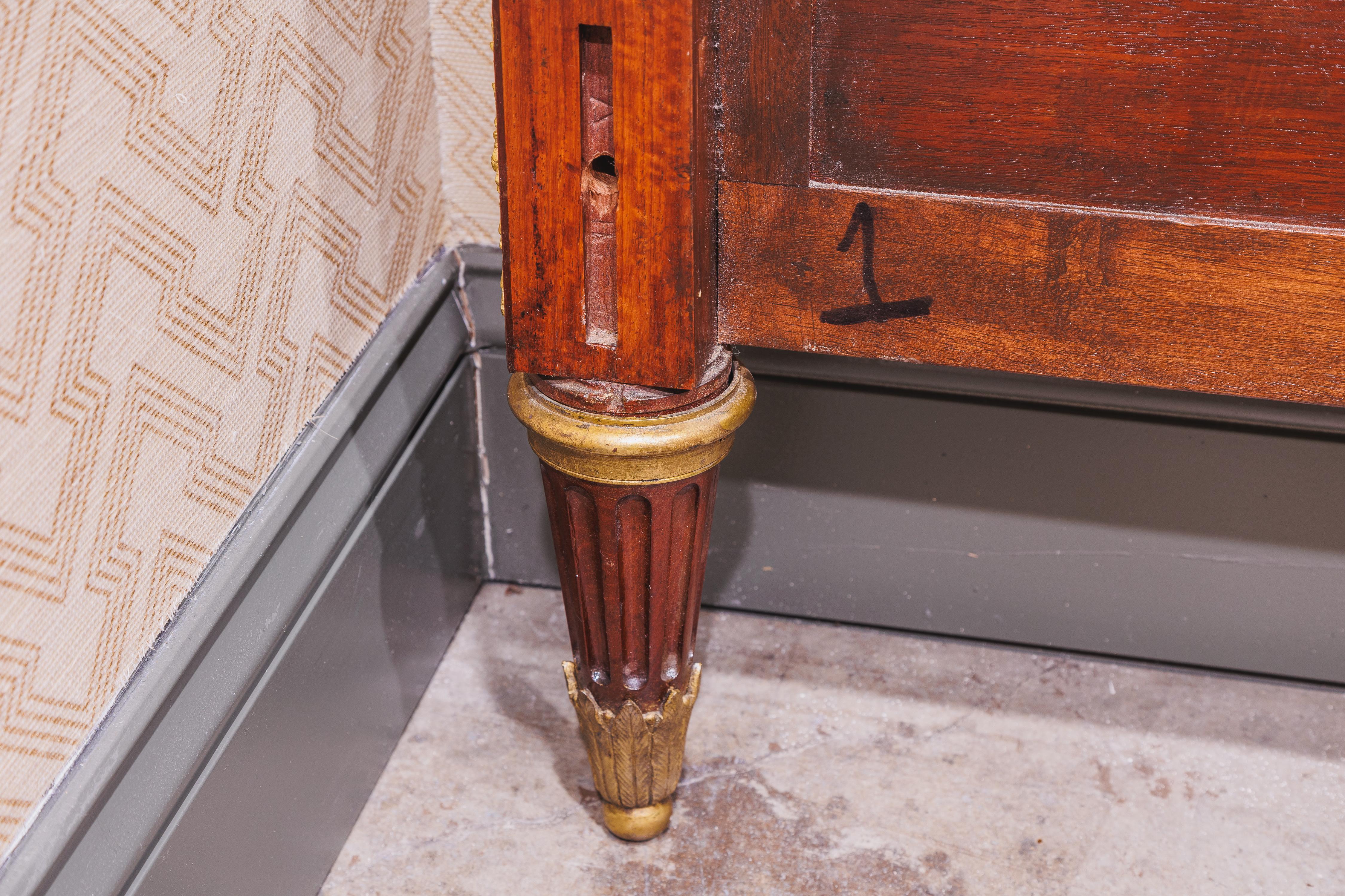 Très belle tête de lit Louis XVI du XIXe siècle,  pied de lit et rails en vente 4