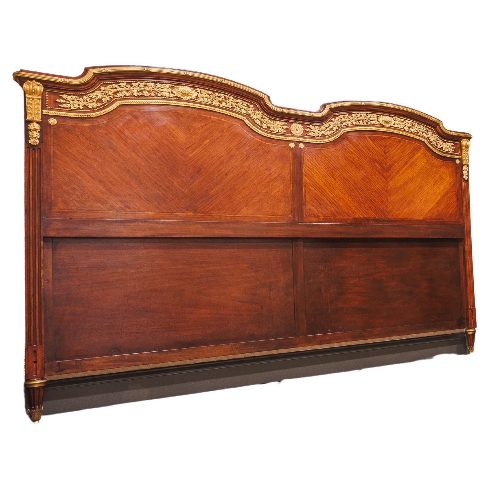 Très beau lit Louis XVI français du XIXe siècle en acajou et parquet incrusté, avec de fines montures en bronze doré.