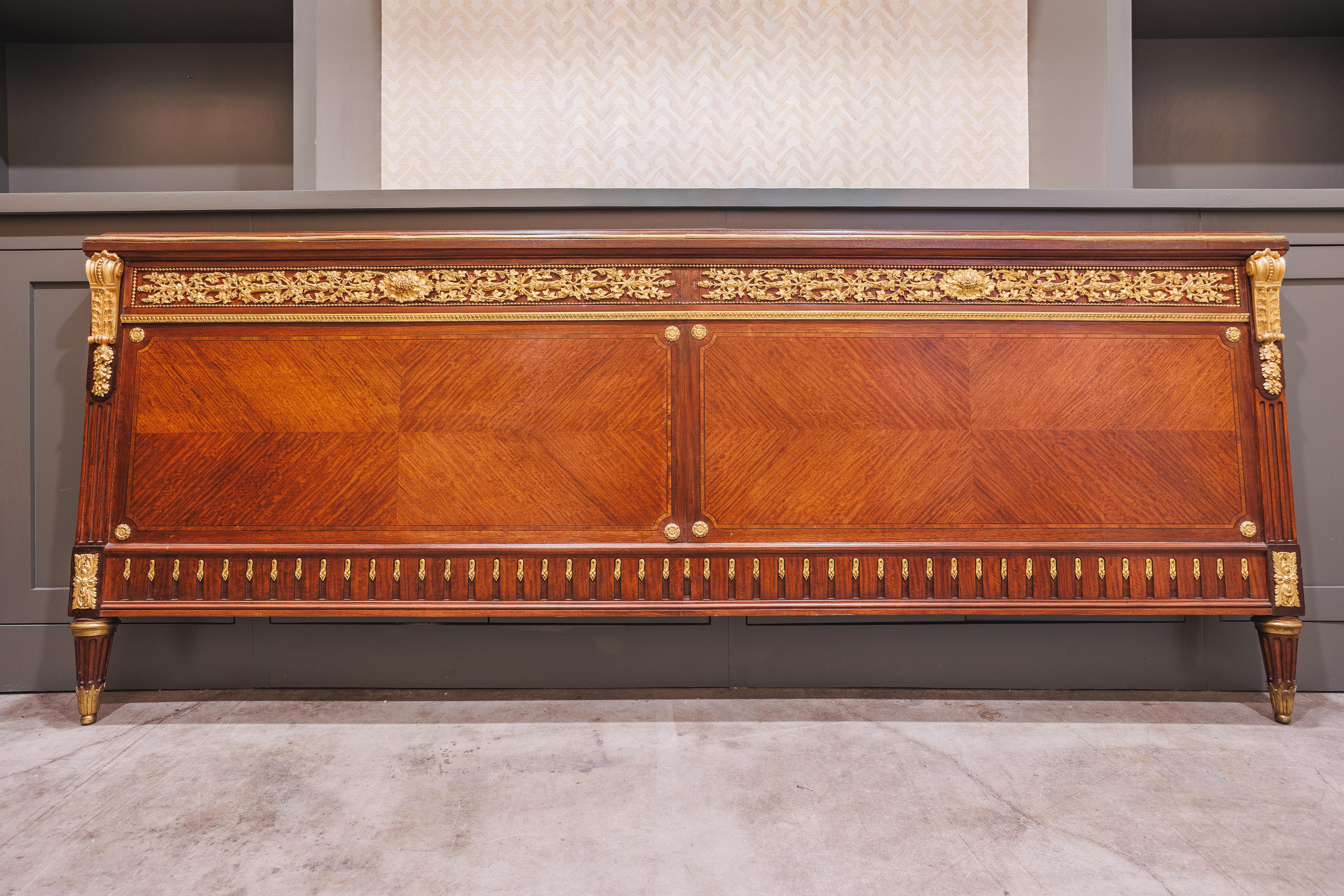 Français Très belle tête de lit Louis XVI du XIXe siècle,  pied de lit et rails en vente