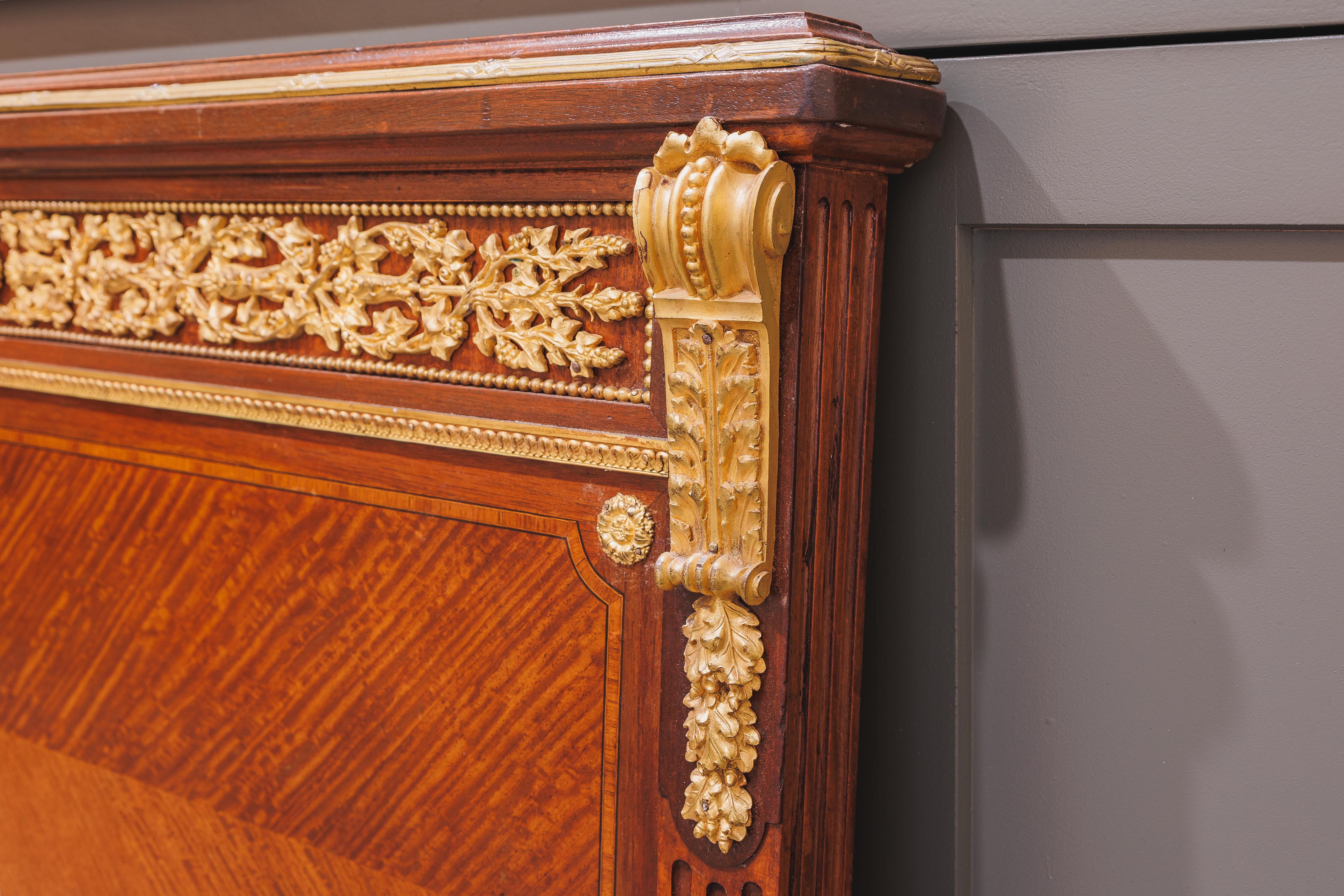 Très belle tête de lit Louis XVI du XIXe siècle,  pied de lit et rails Bon état - En vente à Dallas, TX