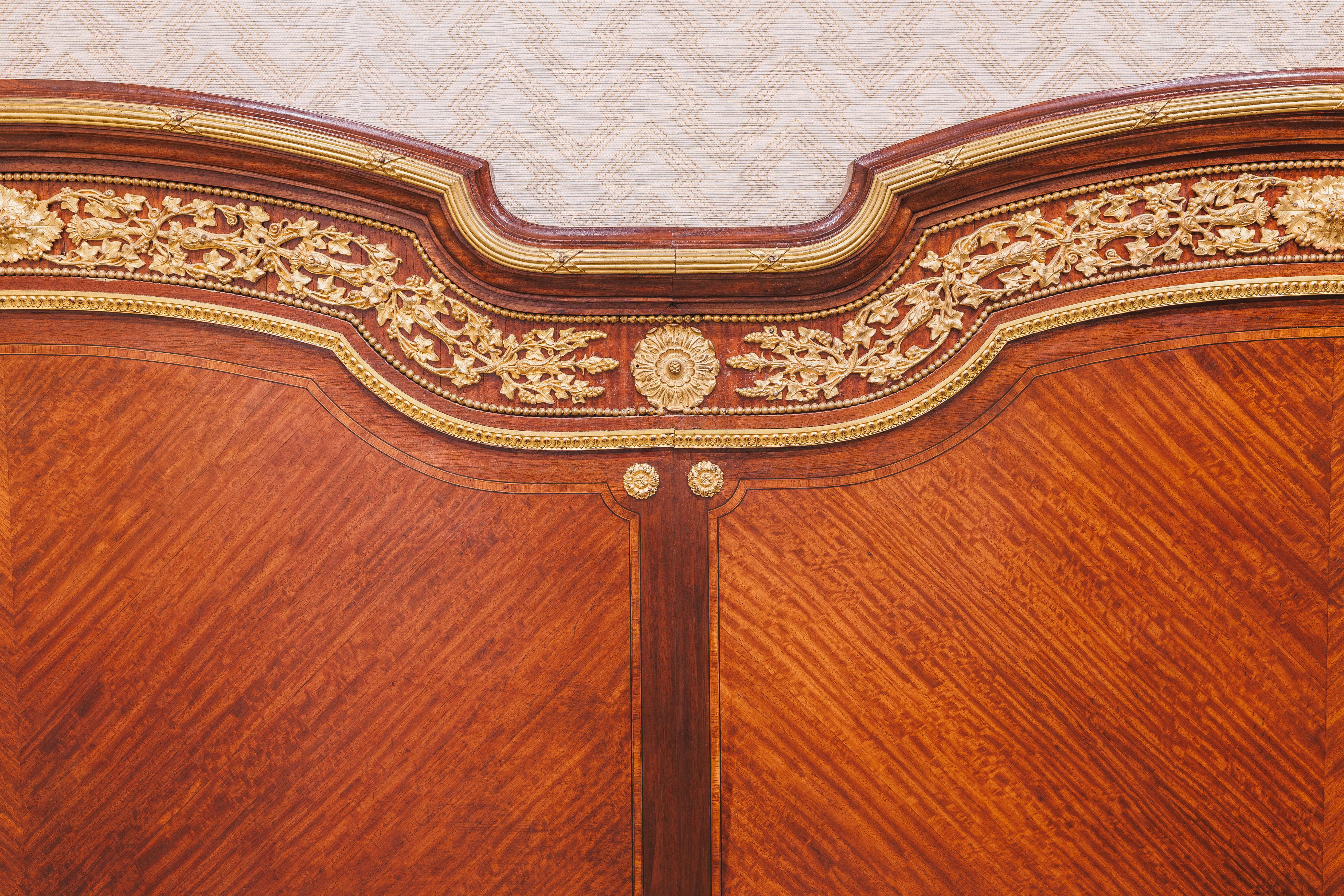 Très belle tête de lit Louis XVI du XIXe siècle,  pied de lit et rails en vente 2