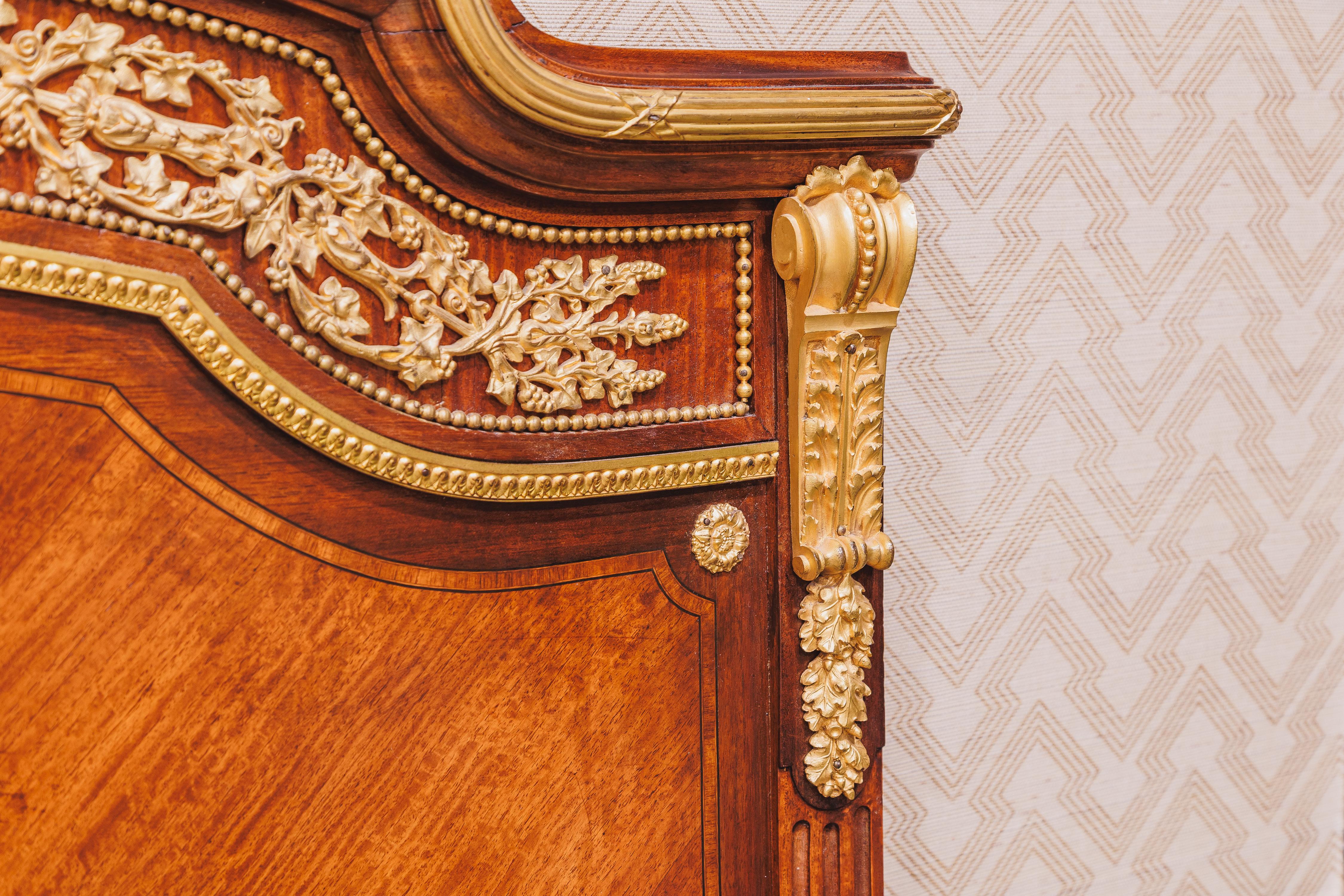 Très belle tête de lit Louis XVI du XIXe siècle,  pied de lit et rails en vente 3