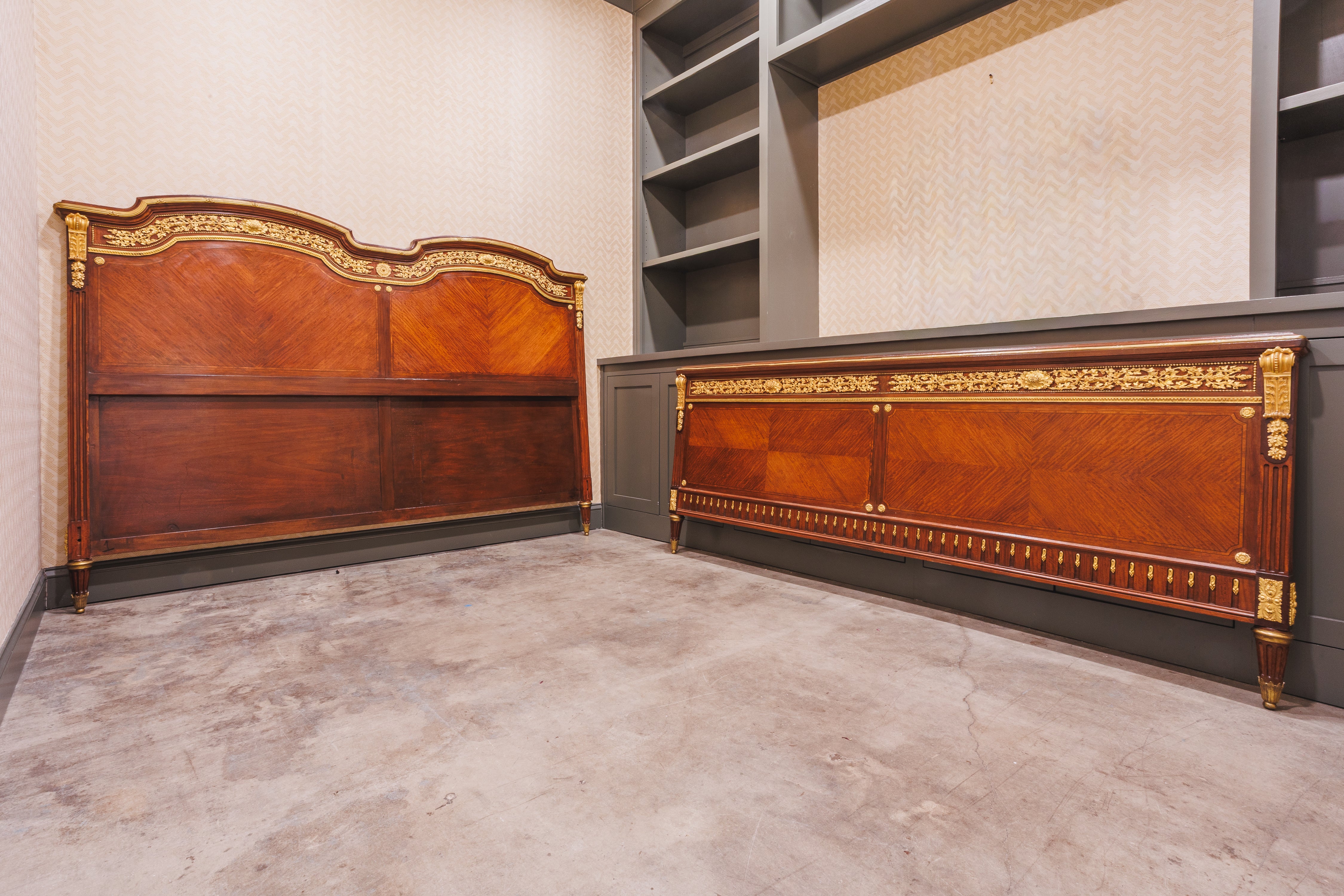 Très belle tête de lit Louis XVI du XIXe siècle, pied de lit et rails