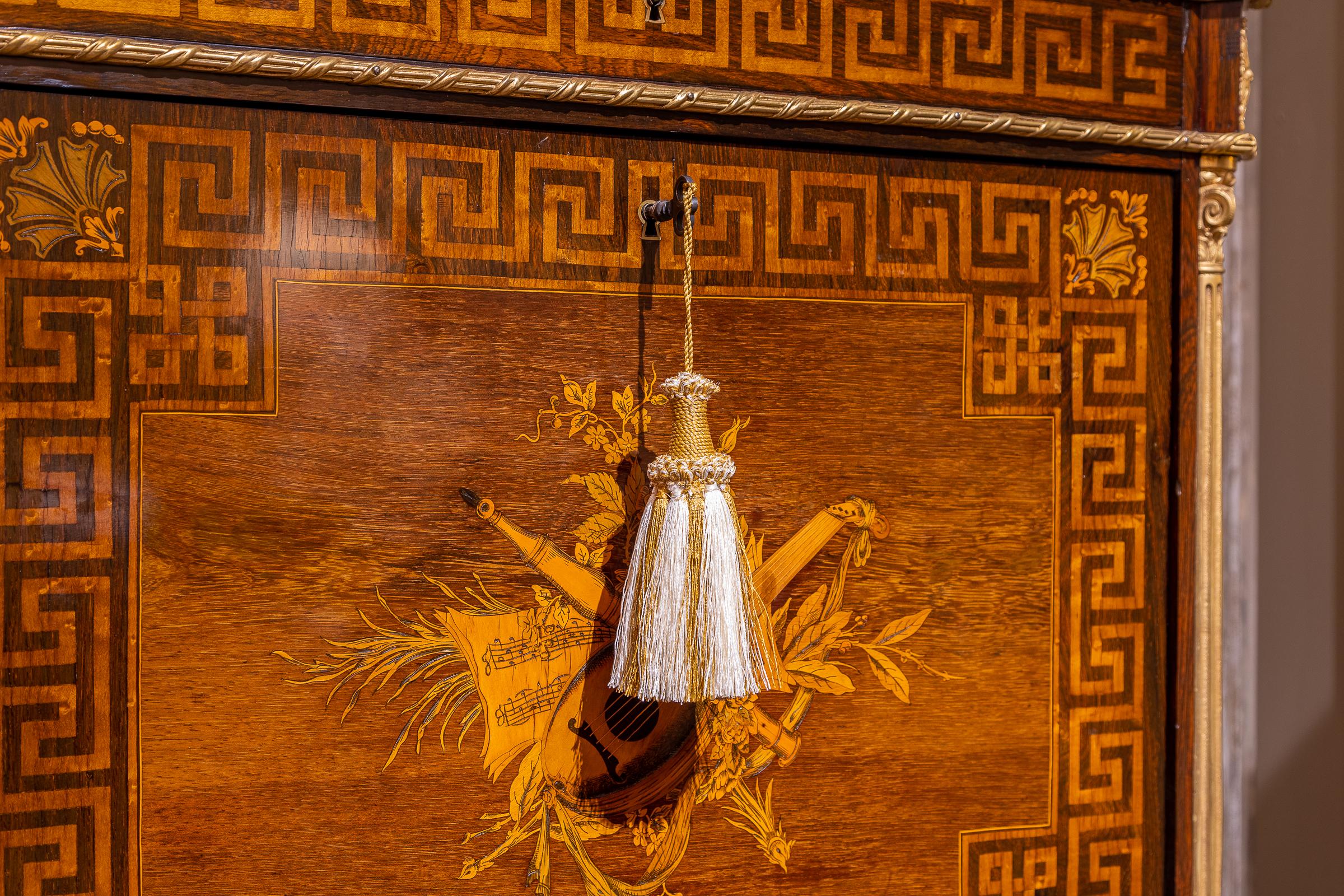 Ein sehr schöner Louis-XVI-Sekretär mit Intarsien aus dem 19. Jahrhundert A Abattant von Charles Diehl. Intarsien aus Kingwood, Satinwood und Tulipwood mit feinen vergoldeten Bronzebeschlägen.