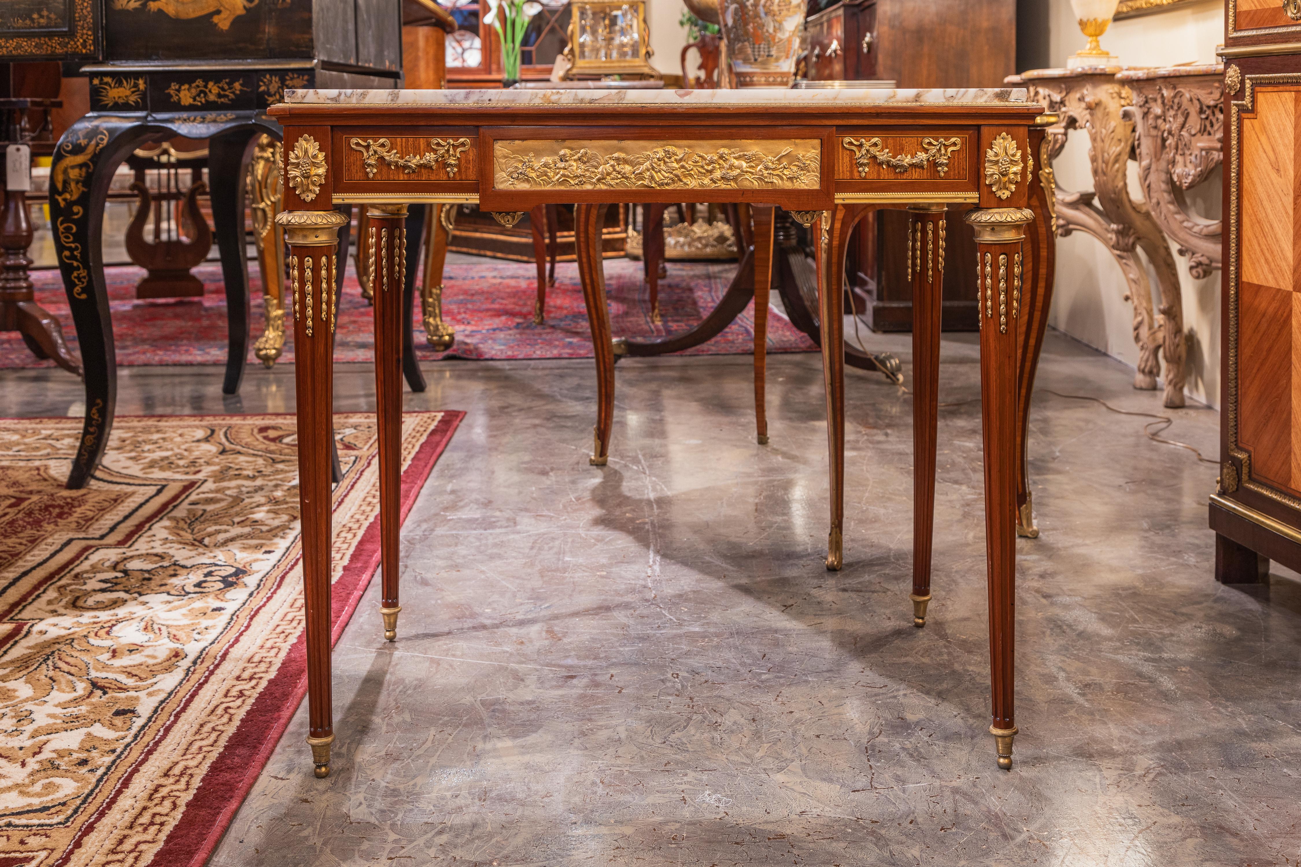 Très belle petite table de salon ou table d'appoint en marbre de style Louis XVI du XIXe siècle. Les plus belles montures en bronze doré. Signé Cia Nacional de Muebles 