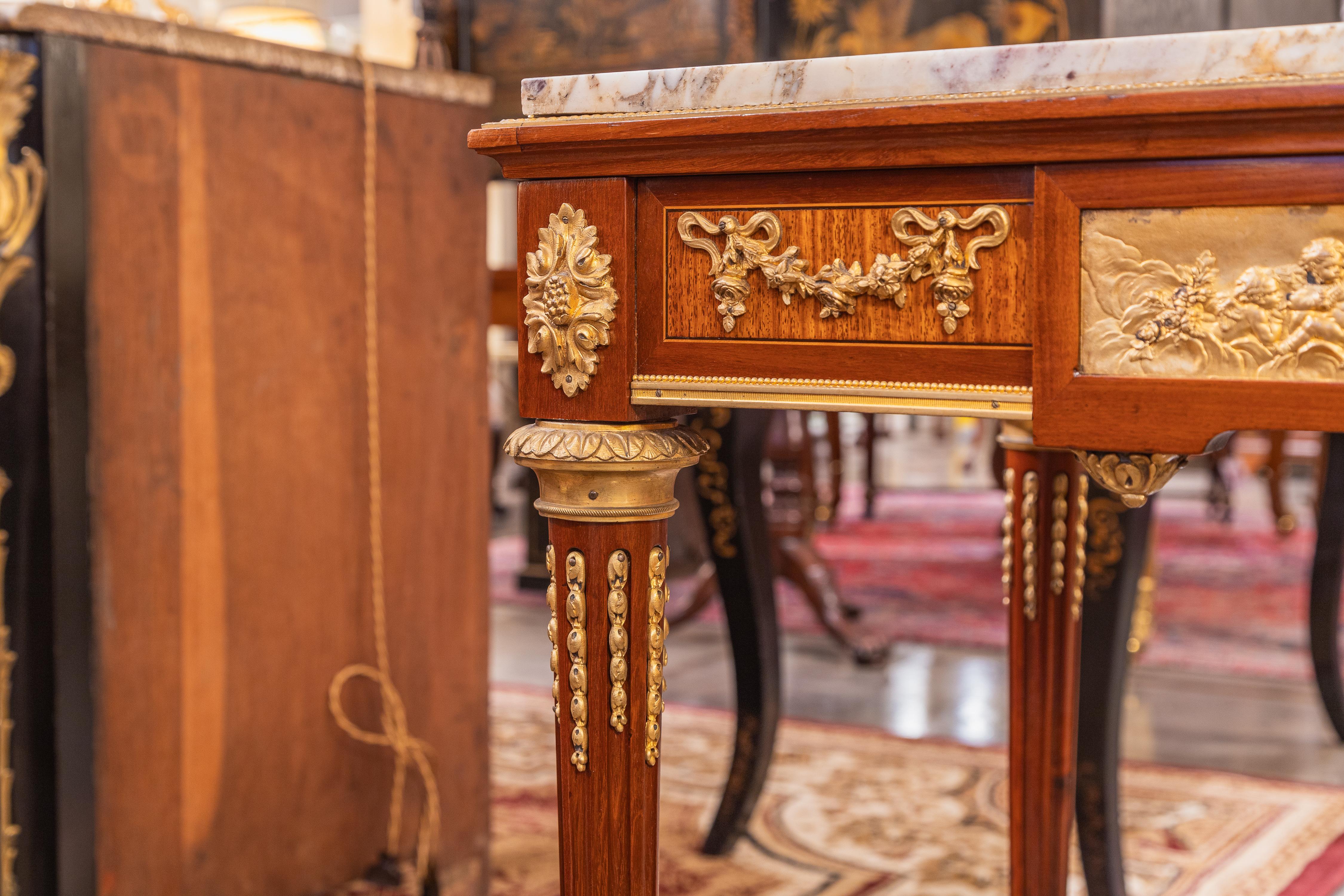 Doré Très belle table française du 19ème siècle, signée Louis XVI, en marbre et bronze doré en vente