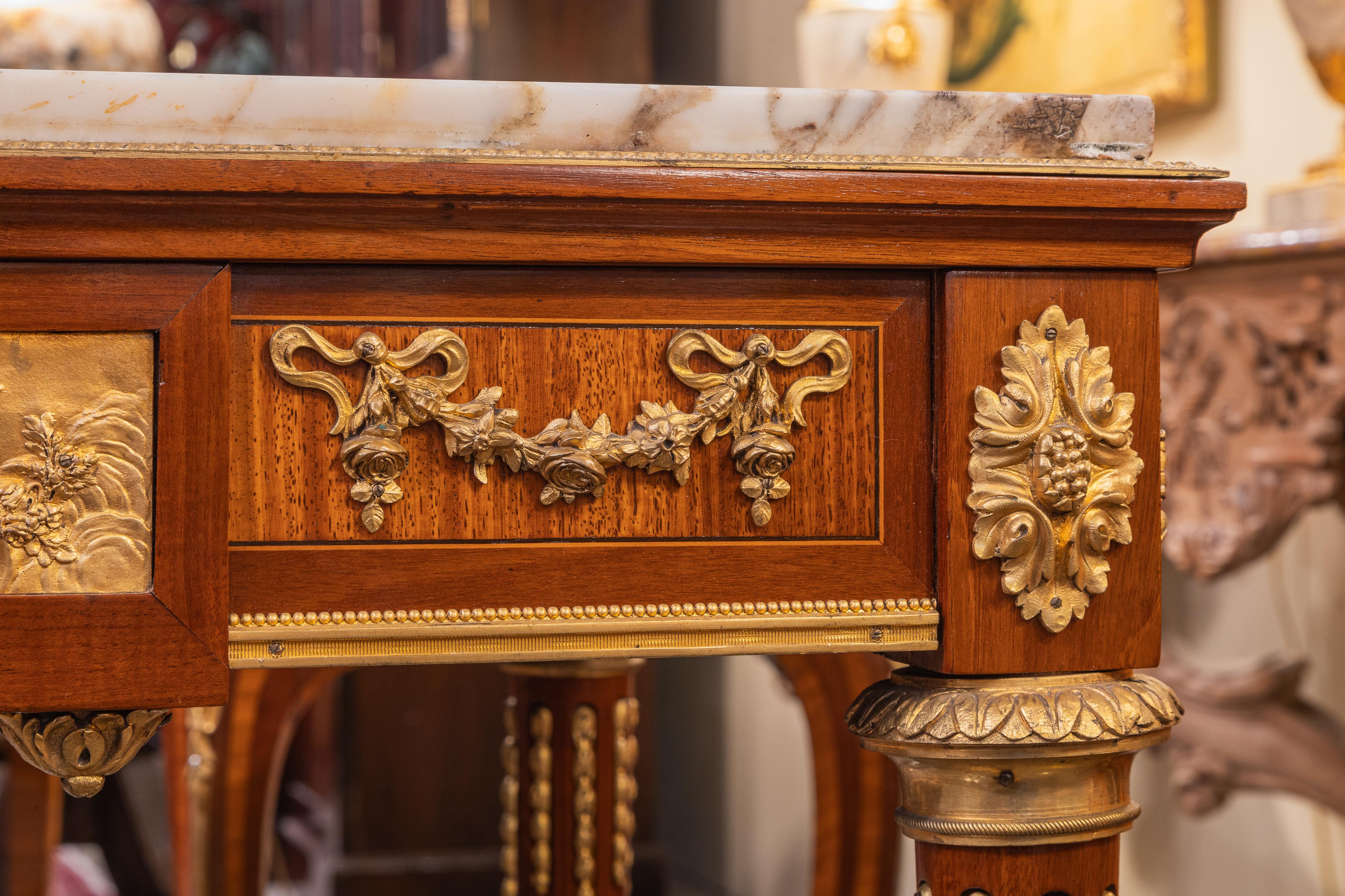 Très belle table française du 19ème siècle, signée Louis XVI, en marbre et bronze doré Bon état - En vente à Dallas, TX