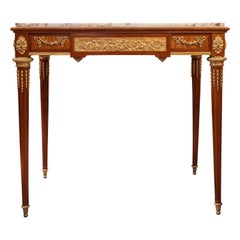 Raffinato tavolo francese del XIX secolo con piano in marmo e bronzo dorato firmato Luigi XVI