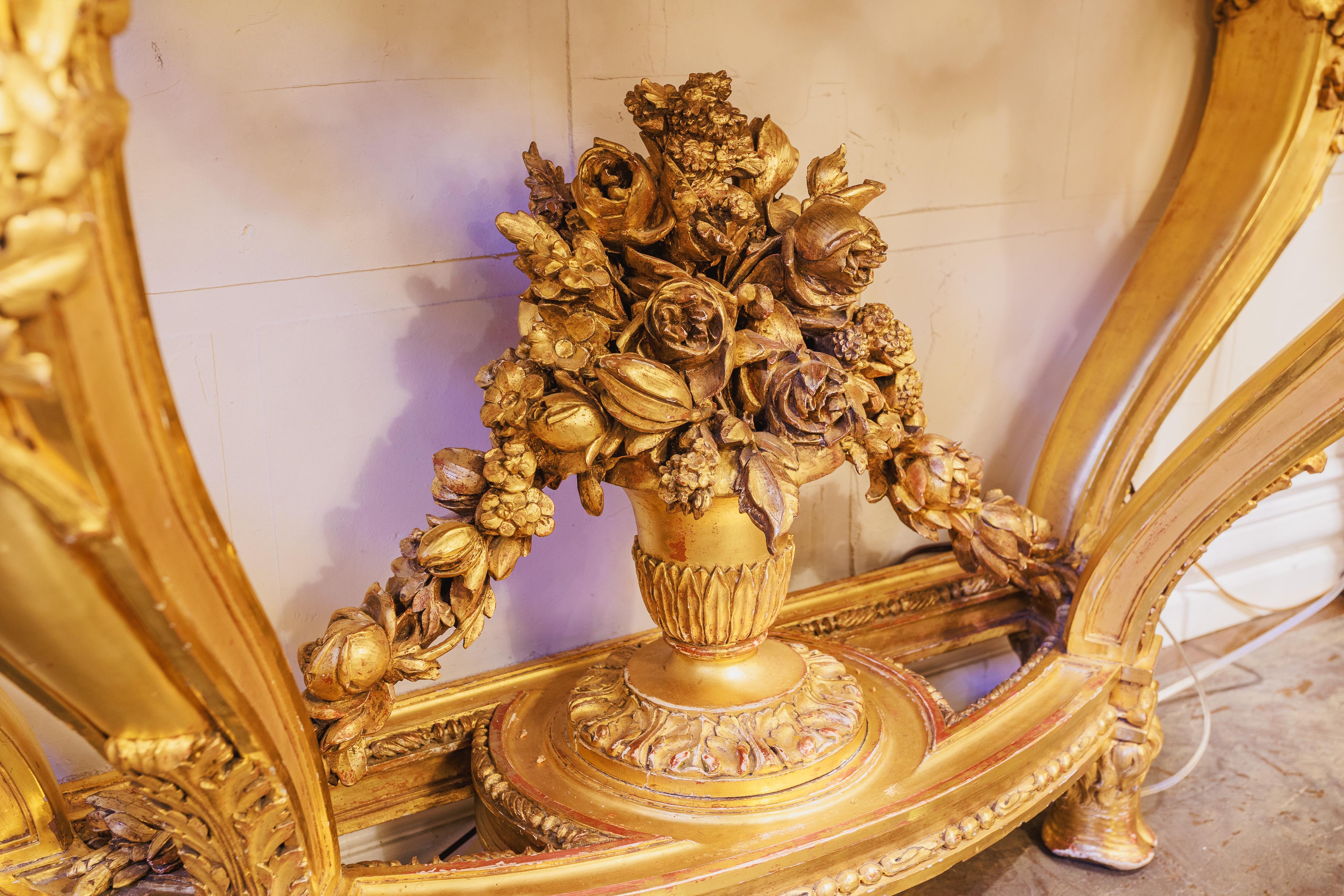 Très belle console française de style Louis XVI, sculptée à la main et dorée à l'eau, avec un plateau original en brèche.

Fine sculpture dorée avec un beau dessus