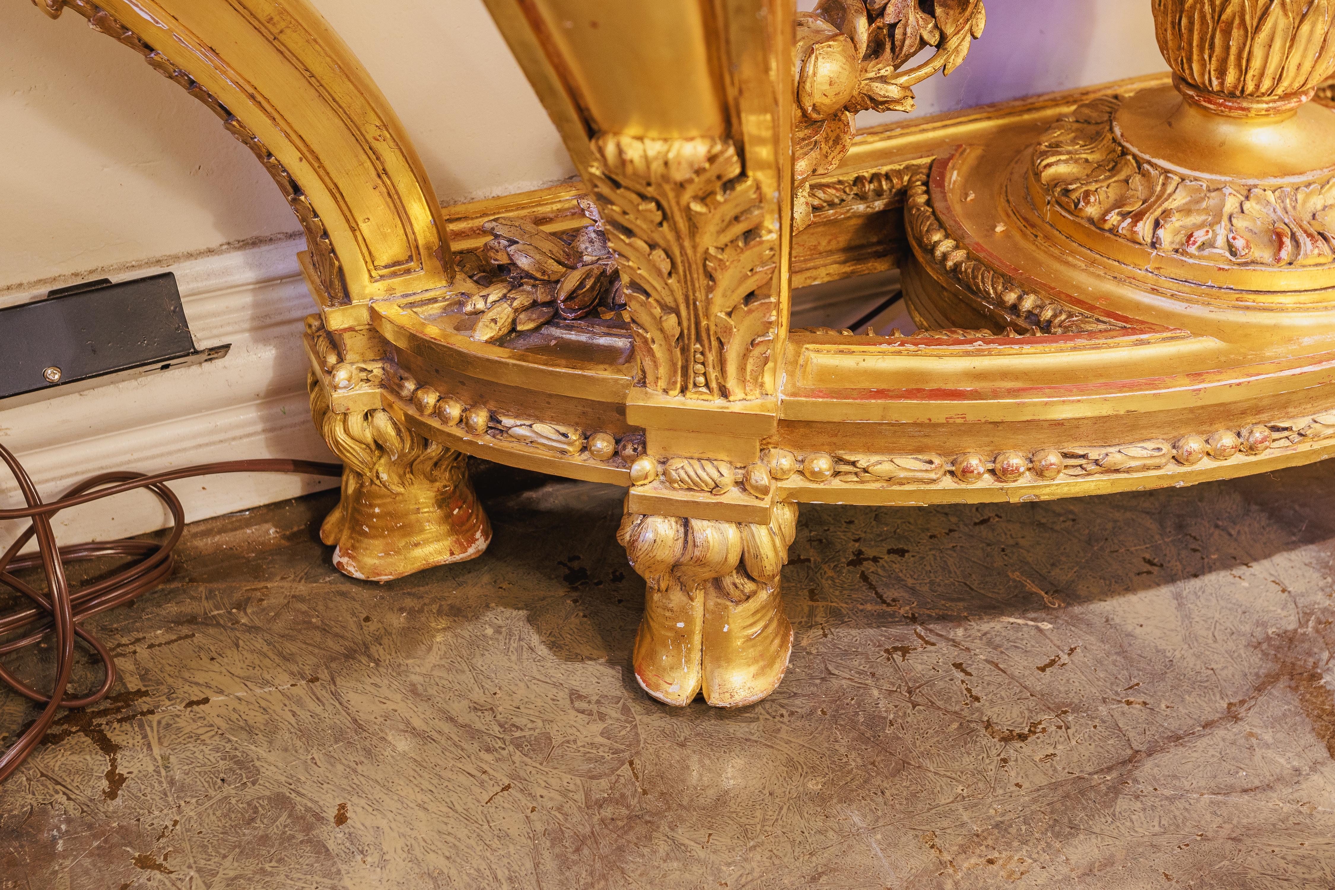 Doré Très belle console Louis XVI du 19ème siècle avec un plateau en marbre brèche en vente