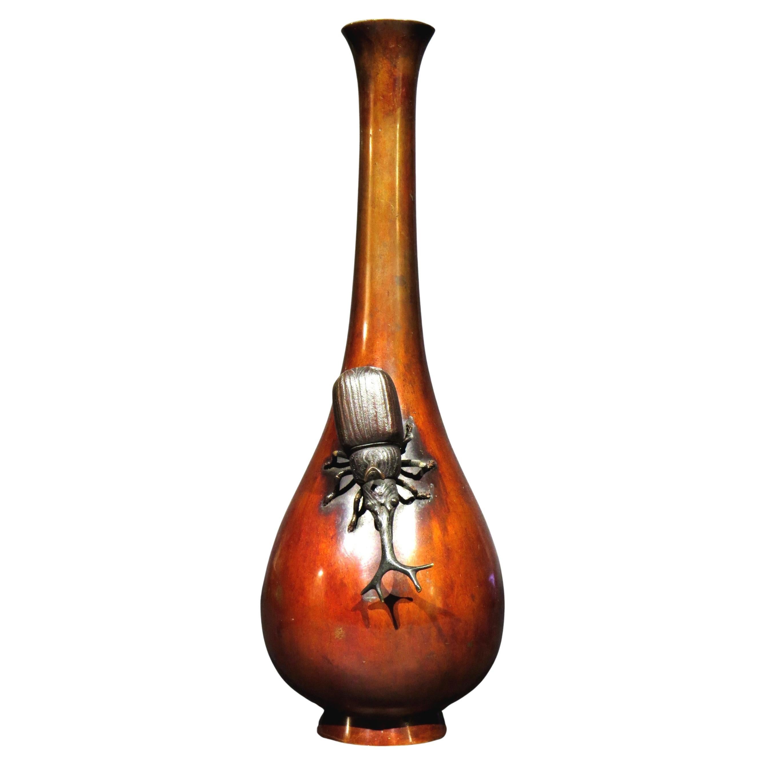 Un pregiato vaso giapponese in bronzo 'Kabutomushi' del XIX secolo, periodo Meiji (1868-1912)