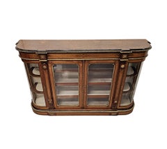 Una raffinata credenza del XIX secolo con montature in ormù