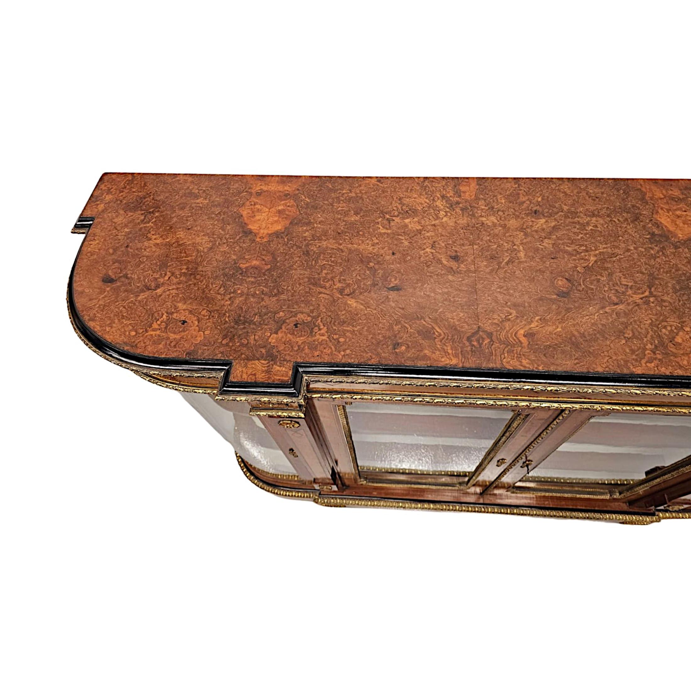 Una raffinata credenza del XIX secolo con montature in ormù in vendita 3