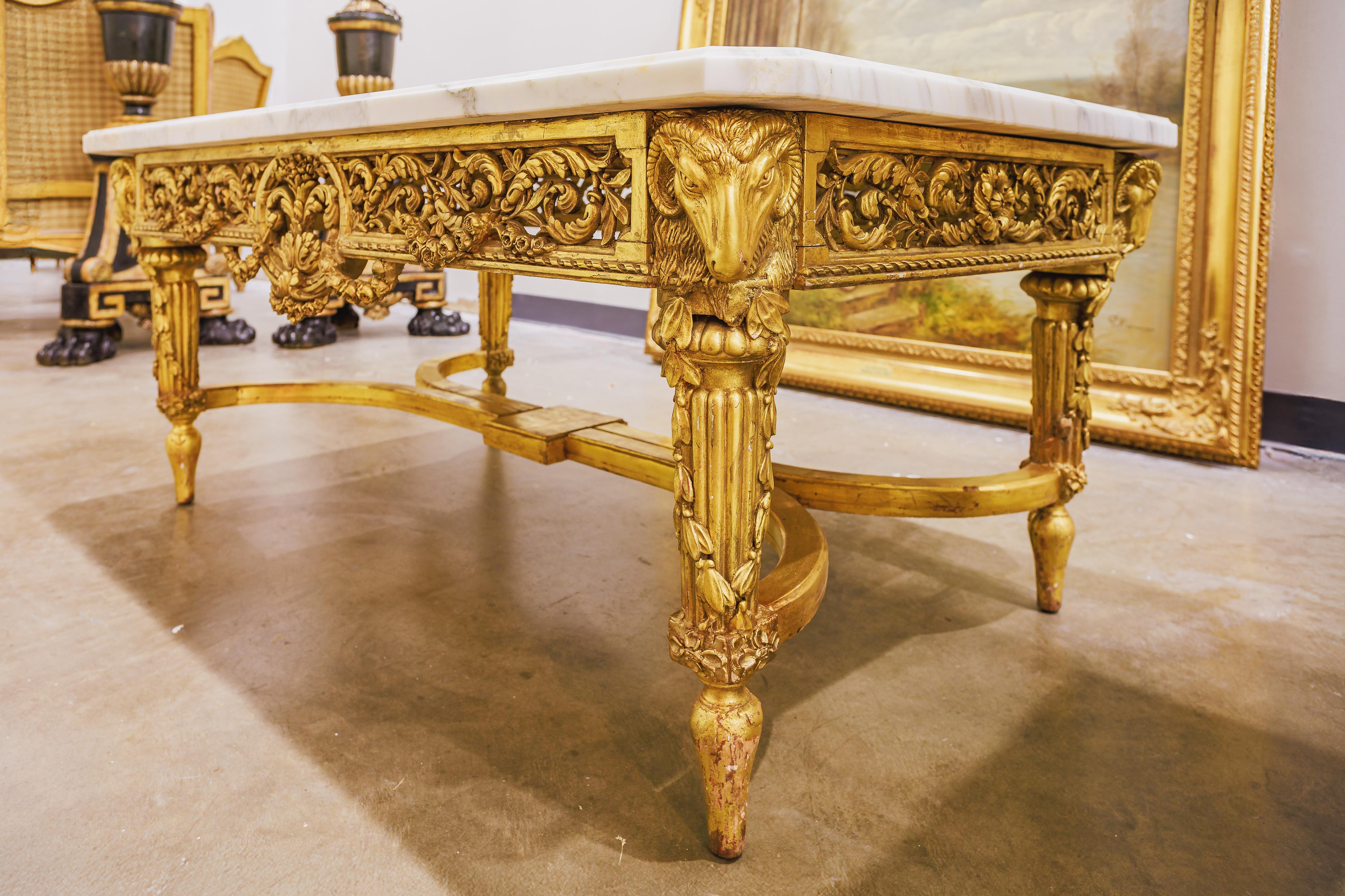 Très belle table de cocktail Louis XVI française du 19ème siècle, sculptée et dorée. Belle sculpture avec la dorure d'origine. Le dessus est en marbre Carrera d'origine.