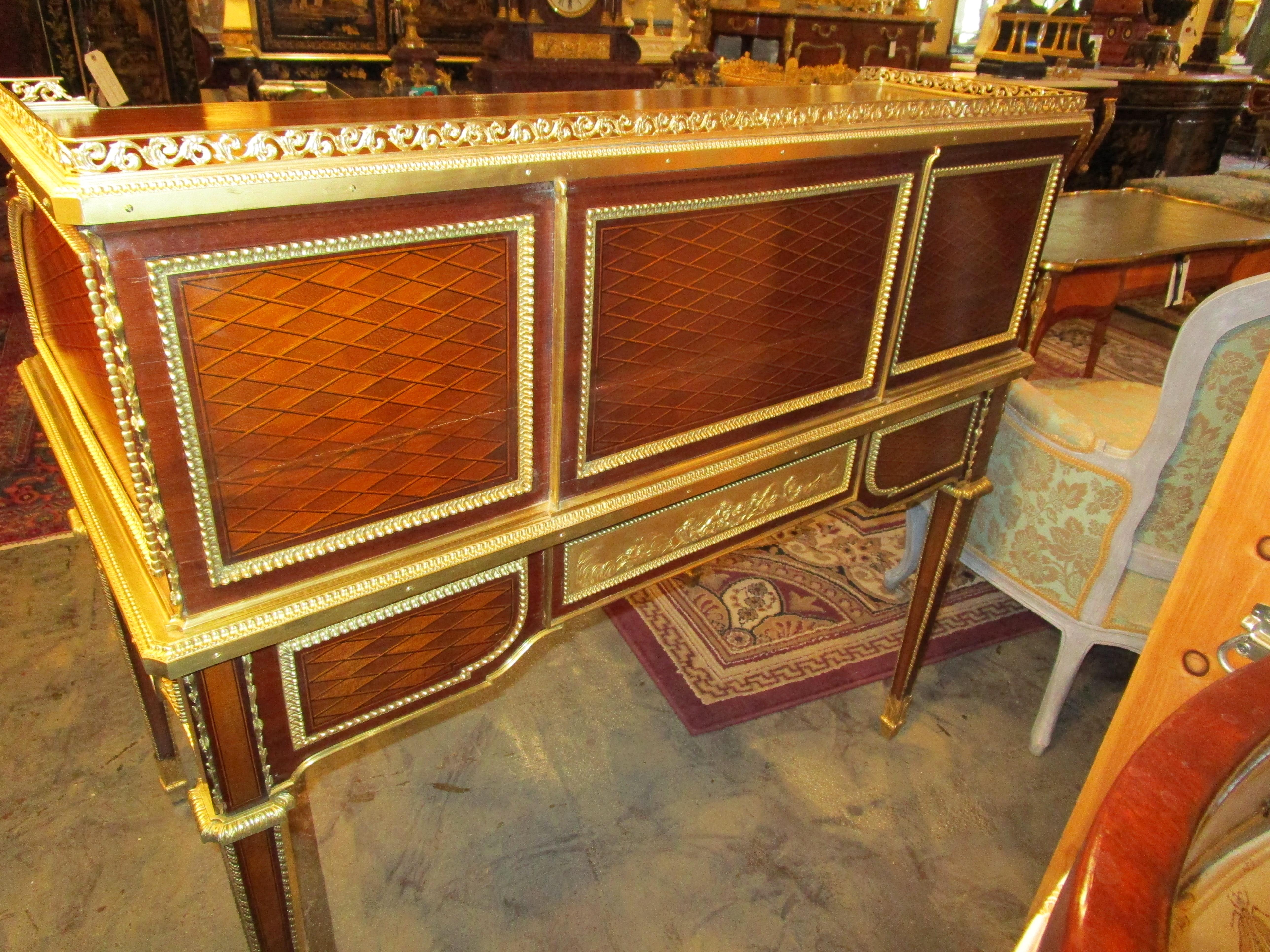 Très beau bureau à cylindre Louis XVI du XIXe siècle signé A Beurdeley Paris en vente 4