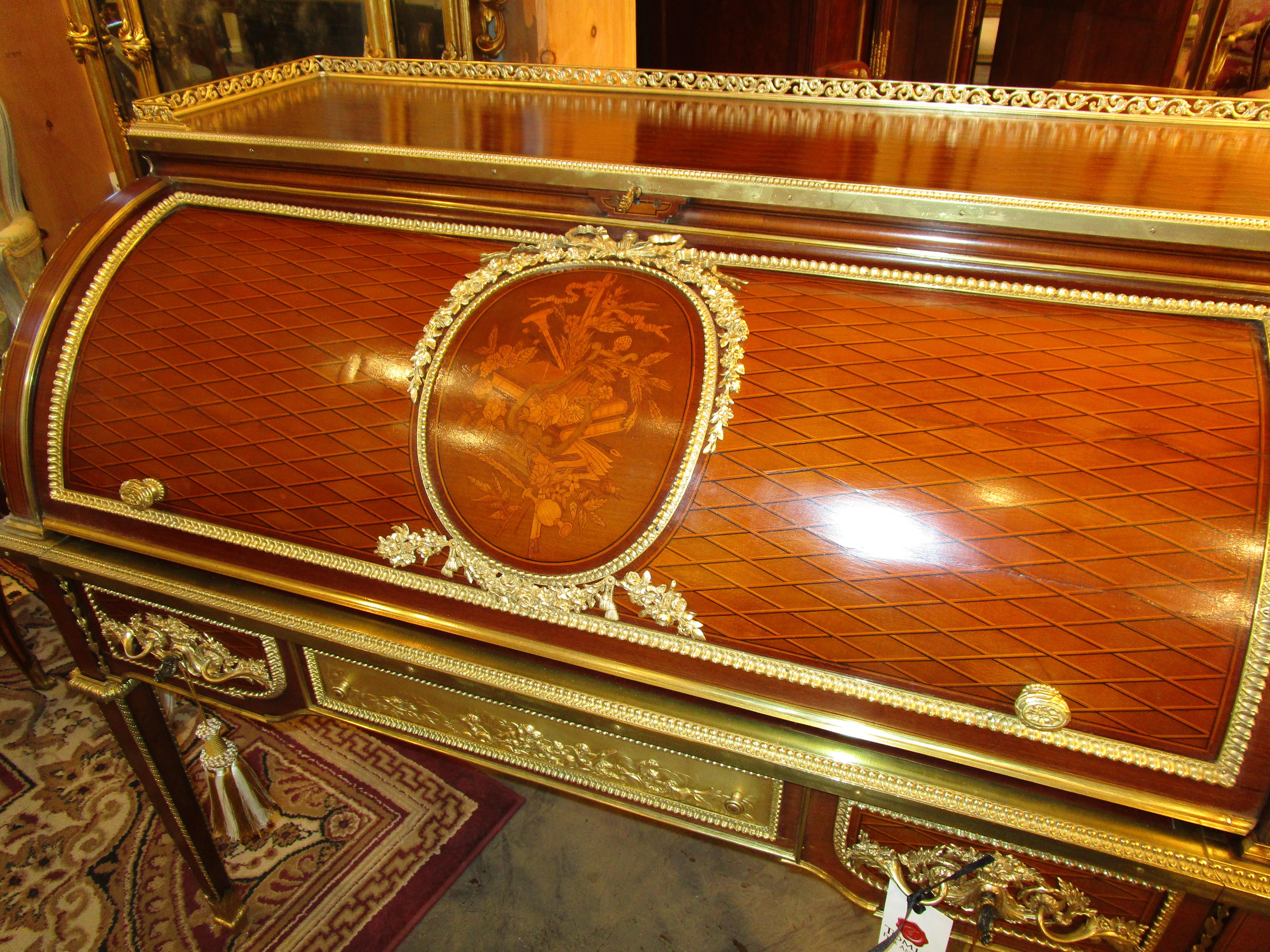 Français Très beau bureau à cylindre Louis XVI du XIXe siècle signé A Beurdeley Paris en vente