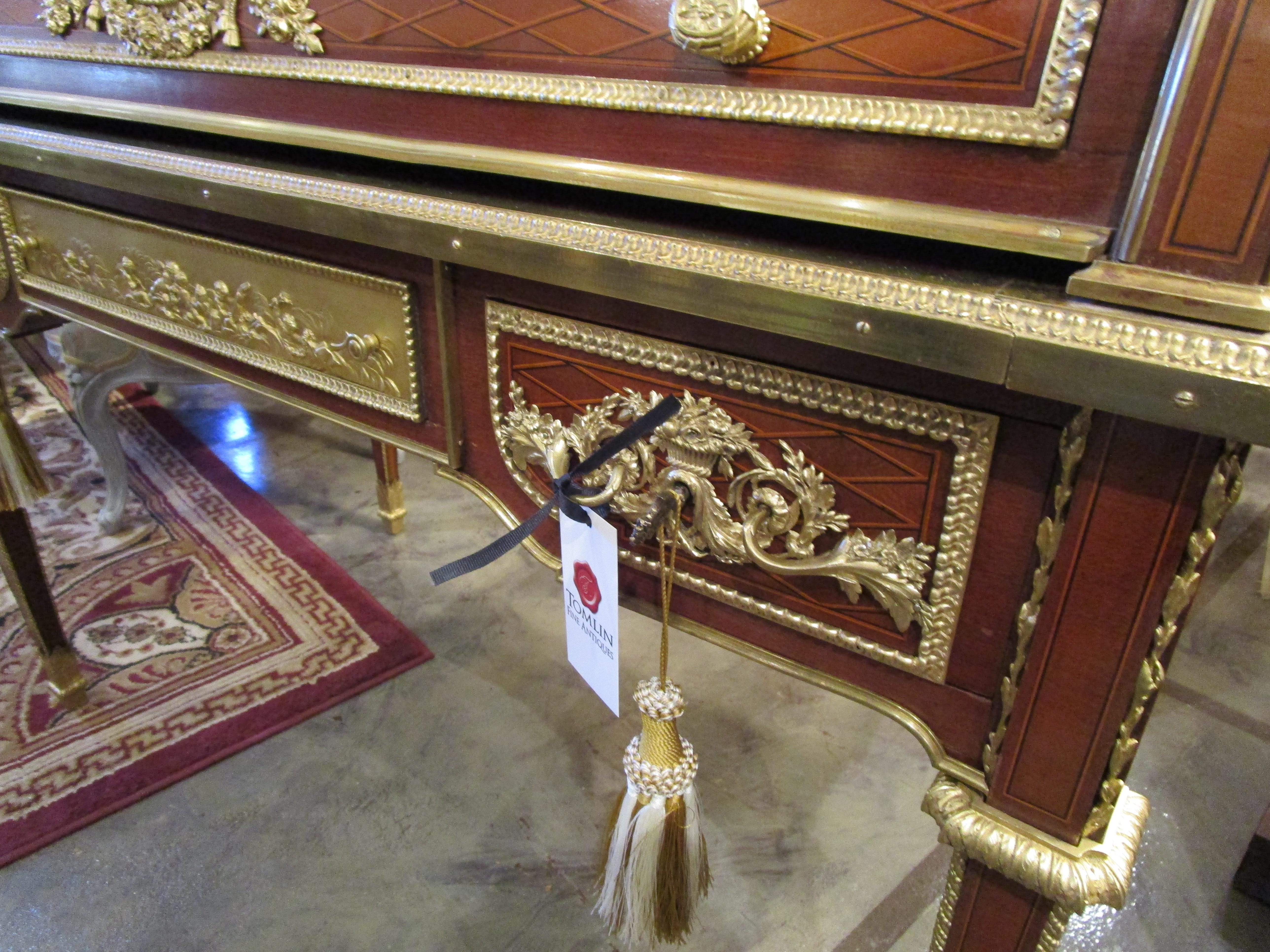 Très beau bureau à cylindre Louis XVI du XIXe siècle signé A Beurdeley Paris Bon état - En vente à Dallas, TX