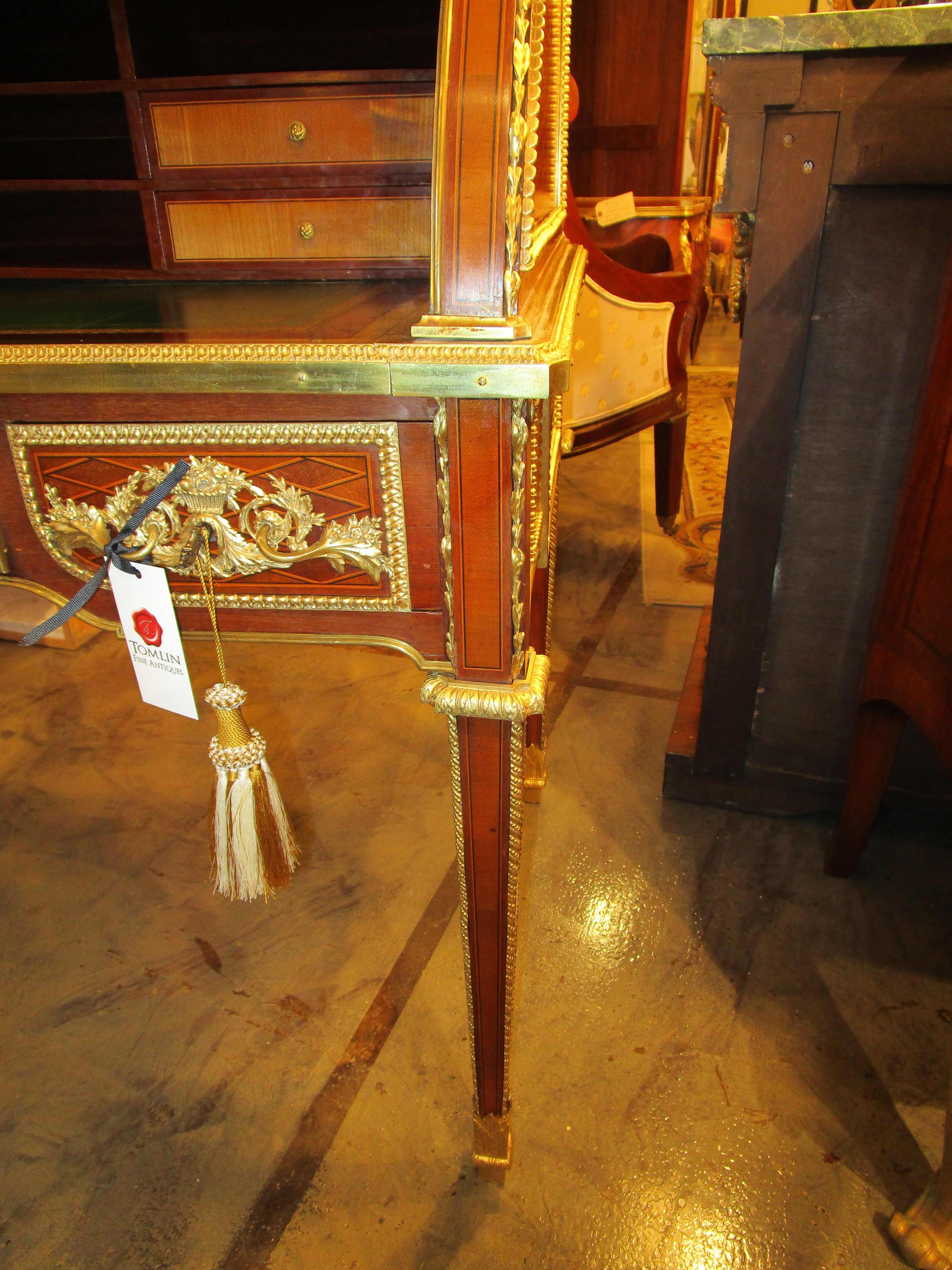 Très beau bureau à cylindre Louis XVI du XIXe siècle signé A Beurdeley Paris en vente 3