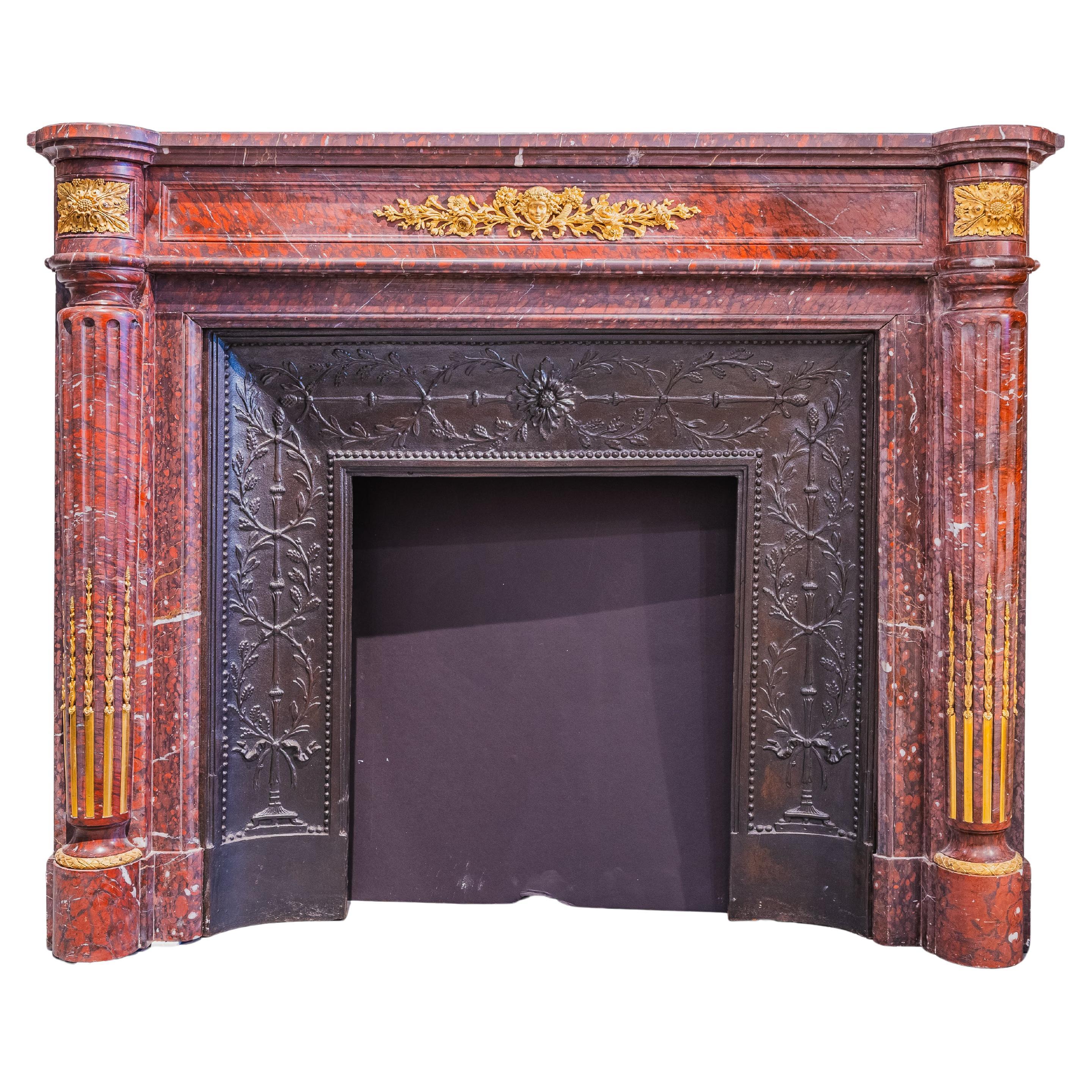 Raffinata cappa francese Luigi XVI del XIX secolo in marmo rosso e bronzo dorato in vendita