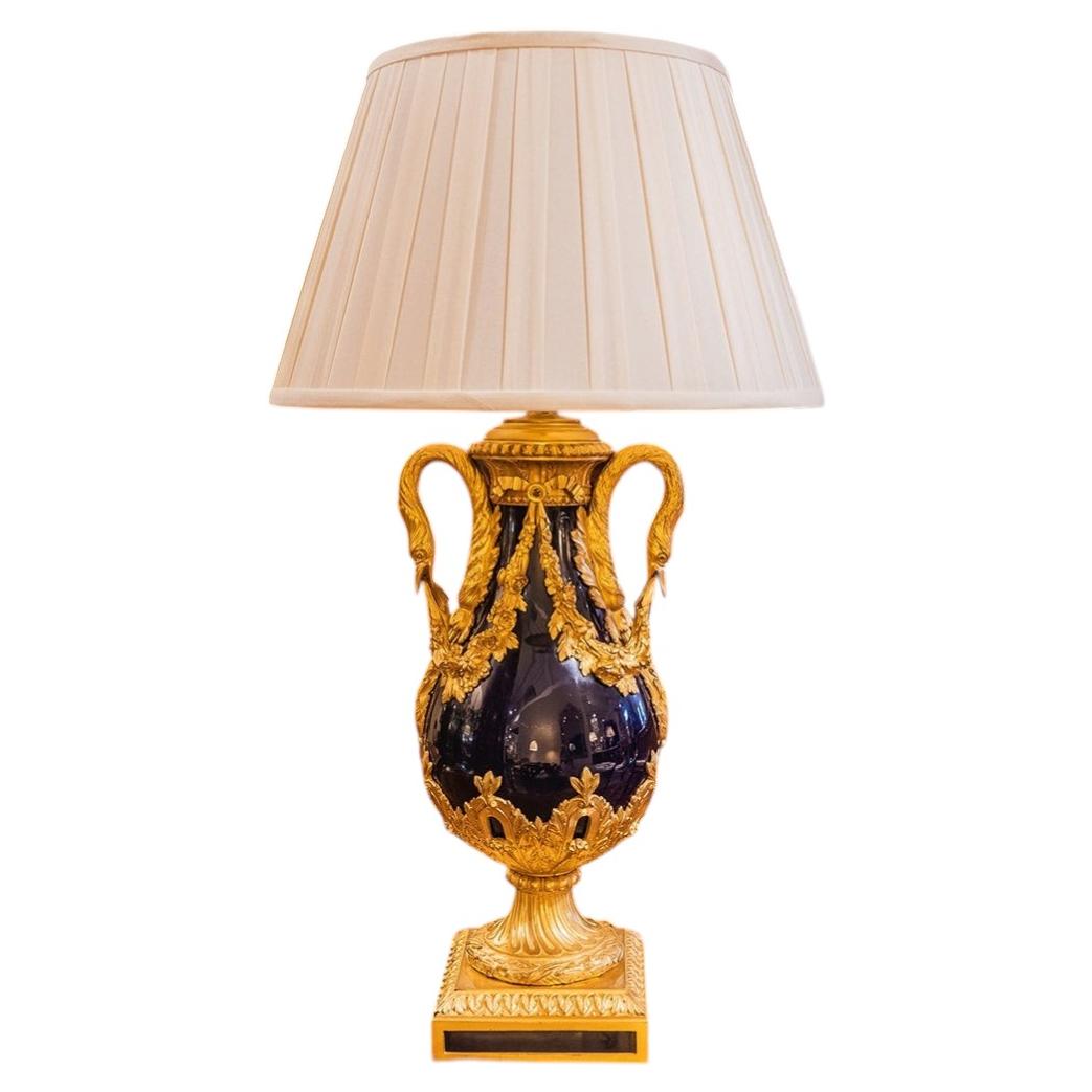 Lámpara urna francesa muy fina del siglo XIX, de estilo Sevre y montada en bronce dorado en venta
