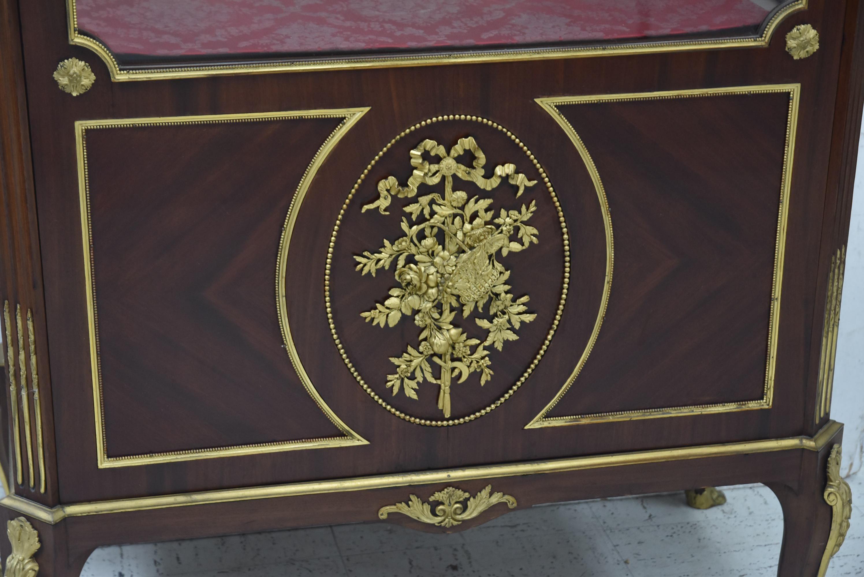 A very fine French Louis XVI mahogany and gilt bronze viewing vitrine attributed to Francois Linke.
Very fine gilt bronze detail. Locks stamped Duvivier Paris Saint Antoine 