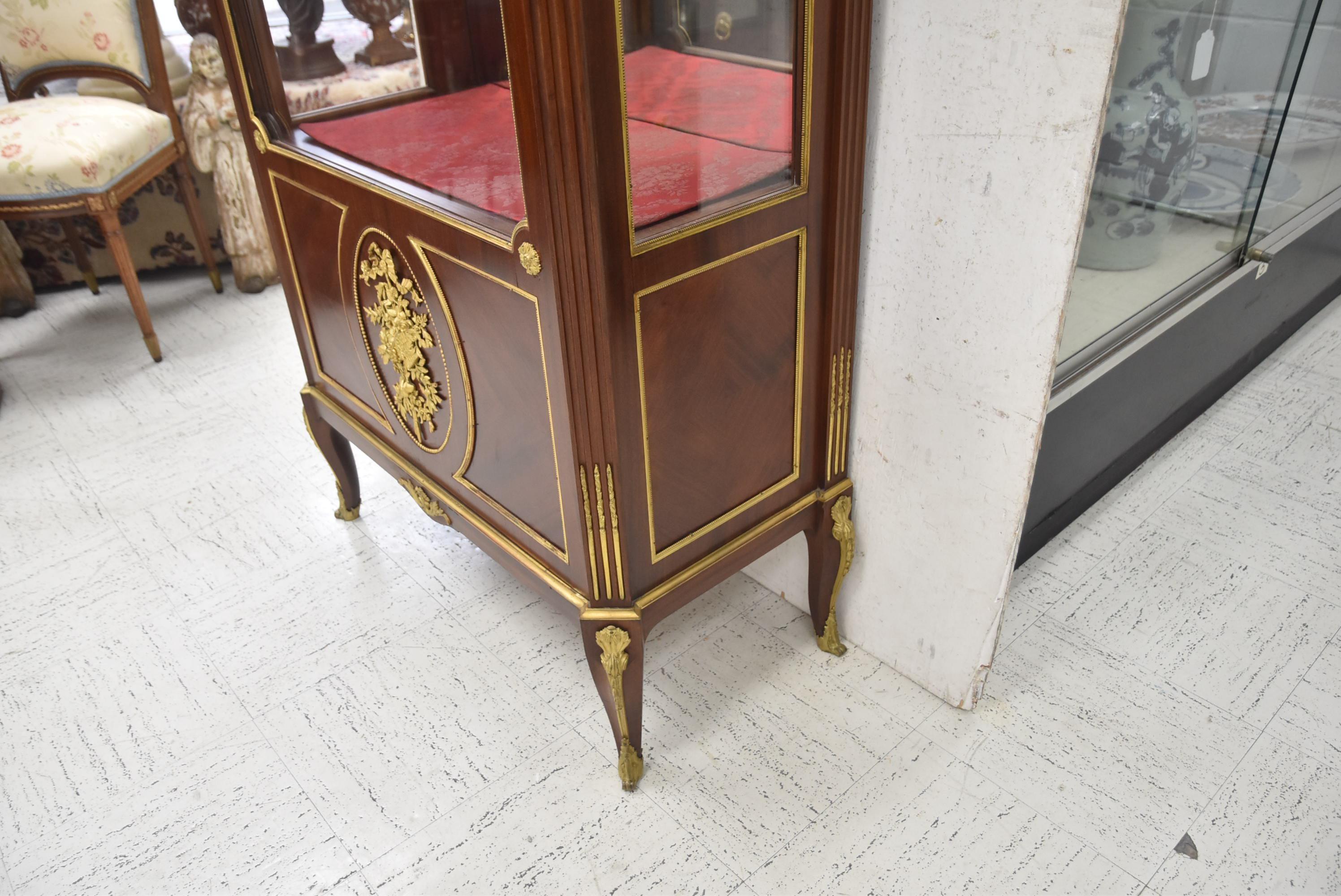 Louis XVI Very Fine 19th Century French Viewing Vitrine Attributed to F. Linke