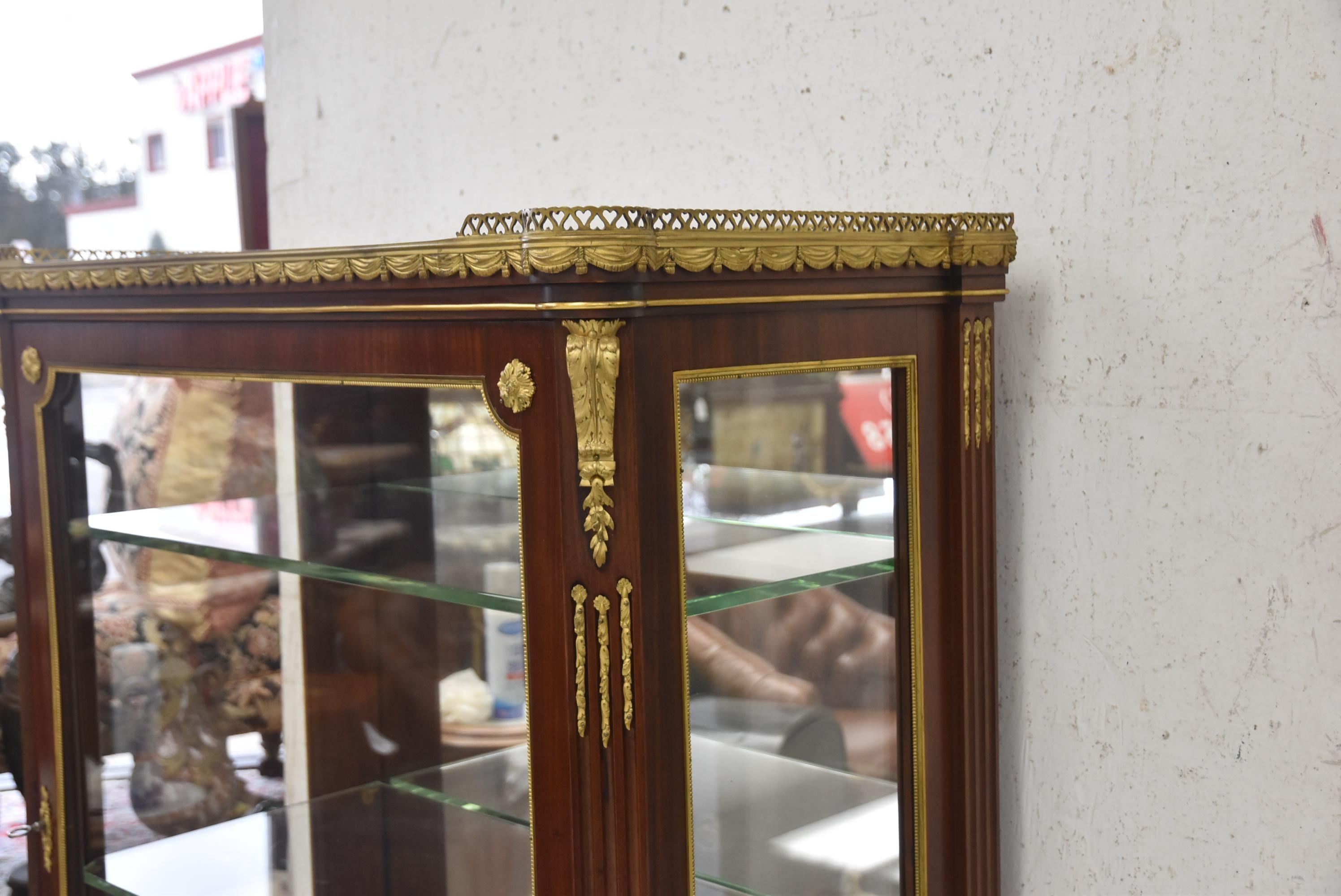 Gilt Very Fine 19th Century French Viewing Vitrine Attributed to F. Linke