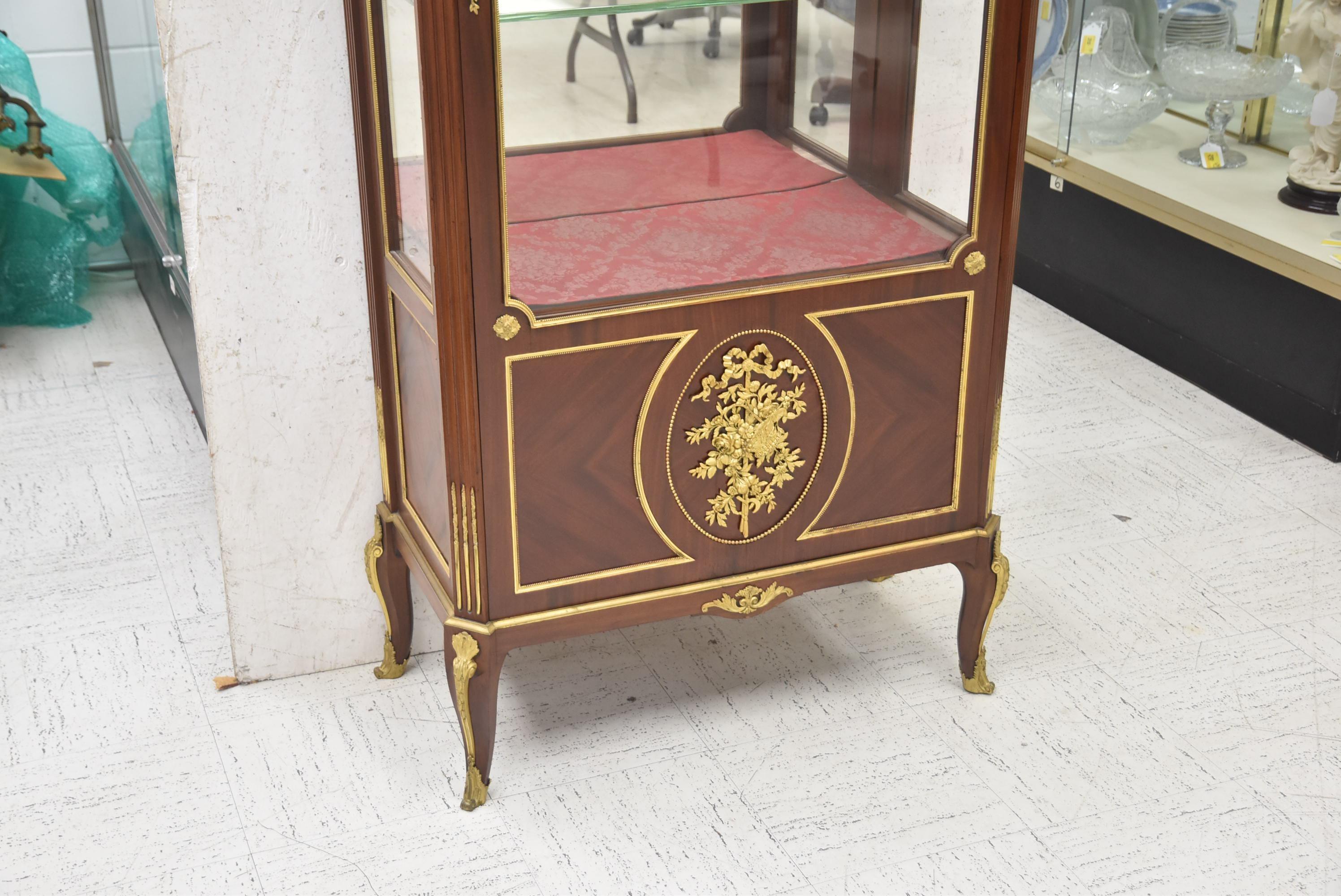 Very Fine 19th Century French Viewing Vitrine Attributed to F. Linke In Good Condition In Dallas, TX