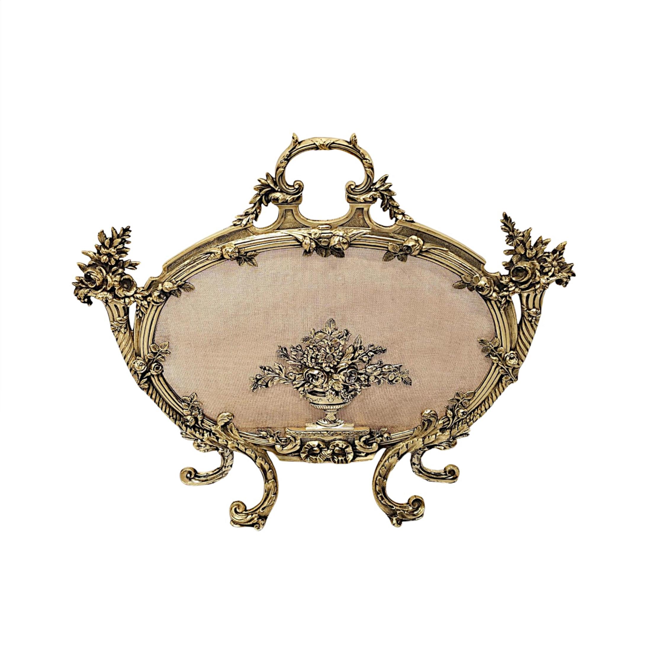 Un parafuoco in ottone lucido del XIX secolo, completamente restaurato e di qualità eccezionale.  La rete metallica protettiva di forma ovale è incastonata in un'intricata cornice in ottone con scanalature e reticoli, con bellissimi motivi di foglie