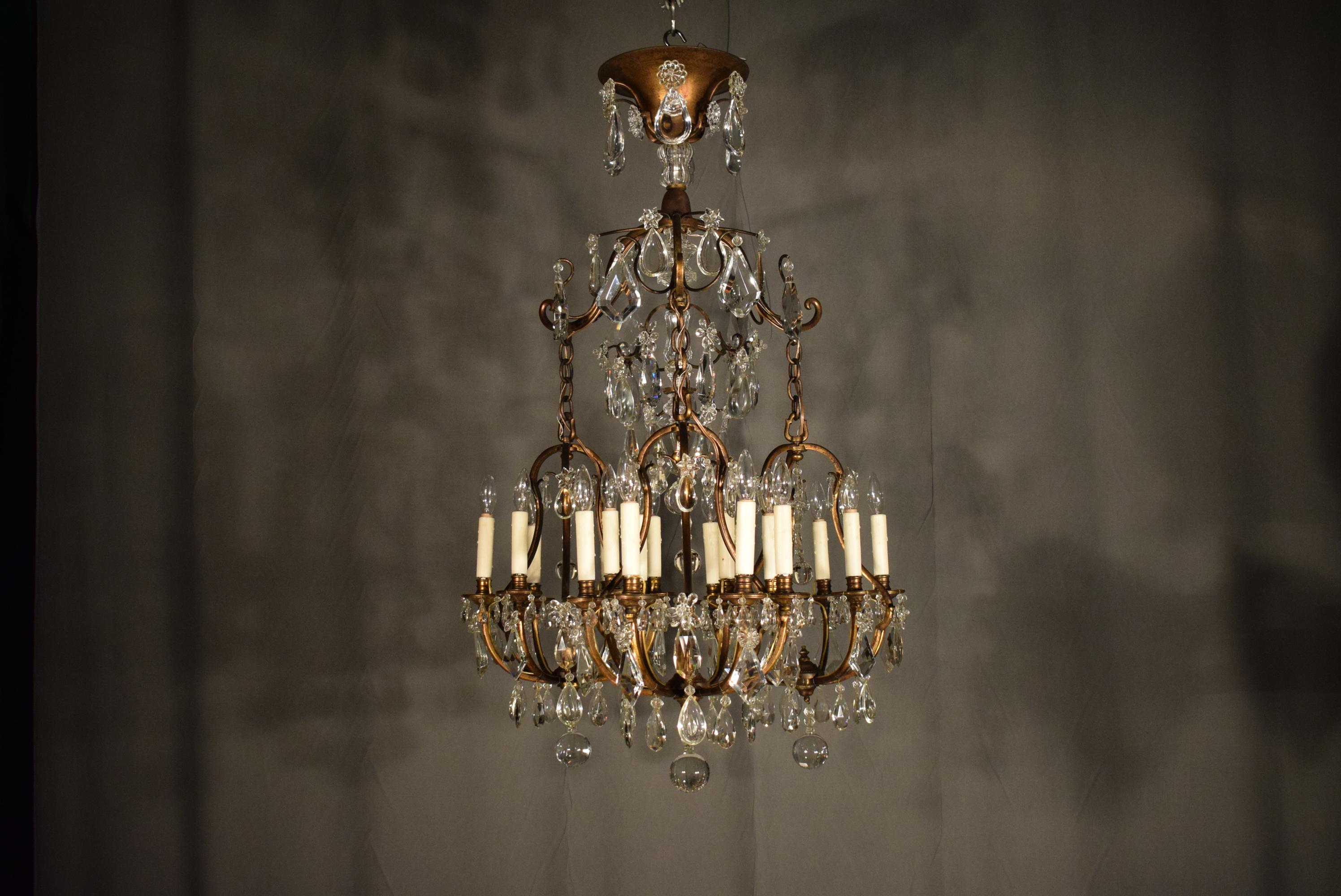 Louis XV Très beau lustre du XIXe siècle en bronze doré et cristal en vente