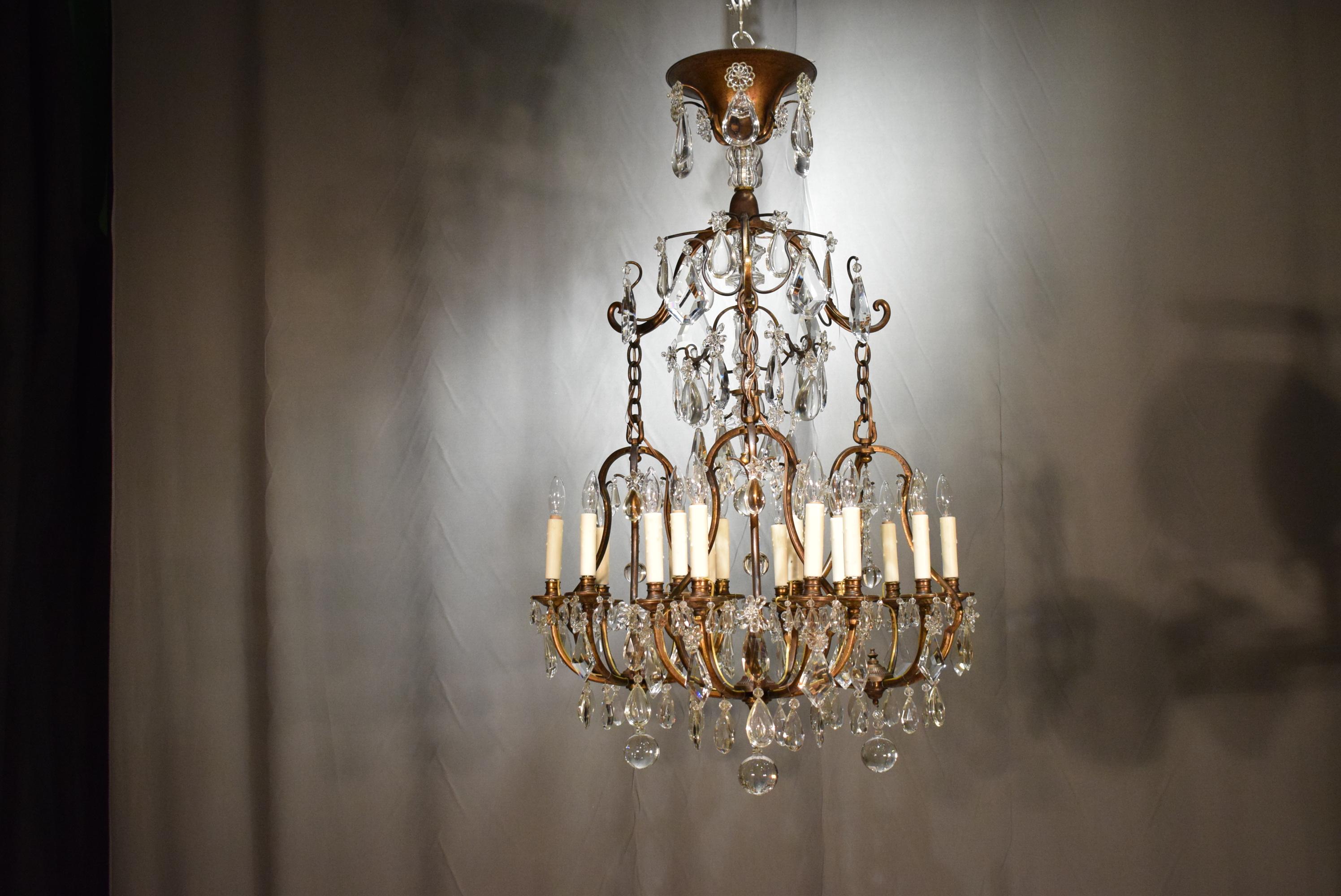 Français Très beau lustre du XIXe siècle en bronze doré et cristal en vente