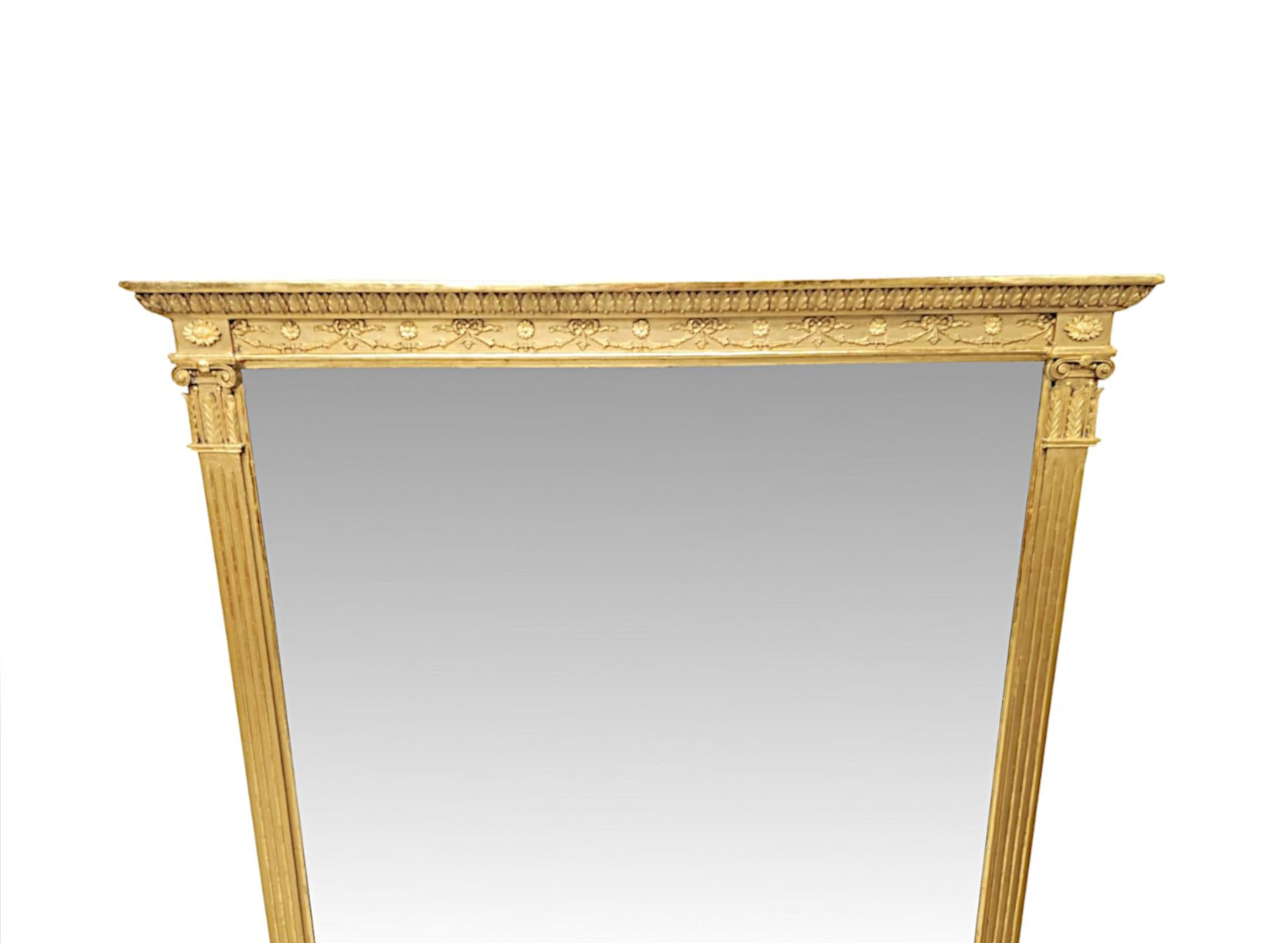Très beau miroir à trumeau en bois doré du XIXe siècle, de grandes proportions et d'une qualité exceptionnelle.  La plaque de verre miroir de forme rectangulaire est enchâssée dans un superbe cadre en bois doré sculpté, mouluré et cannelé, surmonté