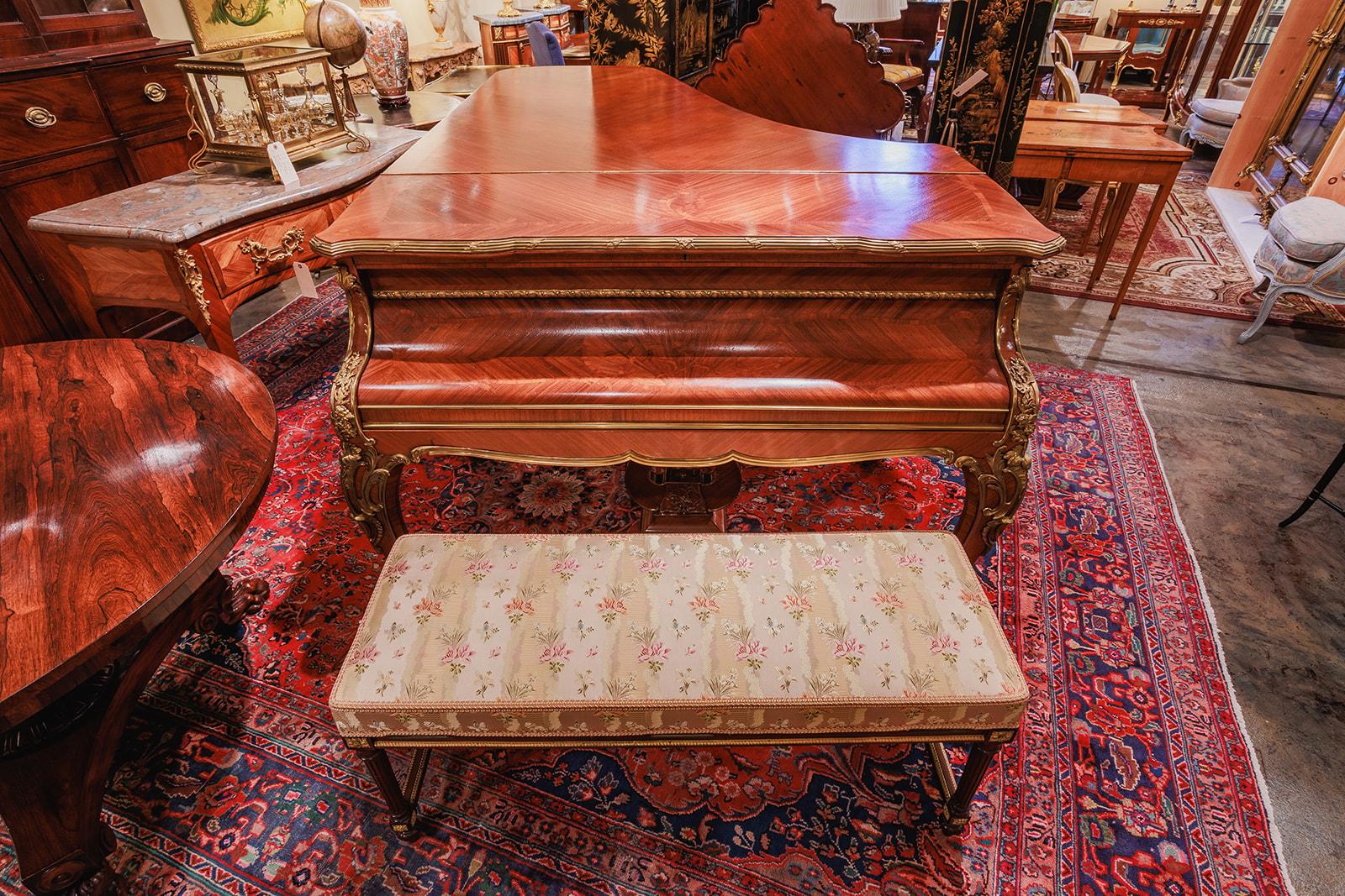 Magnifique piano à queue en marqueterie de bois de roi, de style Louis XV, du XIXe siècle. Signé dans le bronze par Joseph Zwiener. Les plus belles montures en bronze doré. 6 pieds . Les œuvres pour piano d'Erard. Une véritable œuvre d'art. En bon