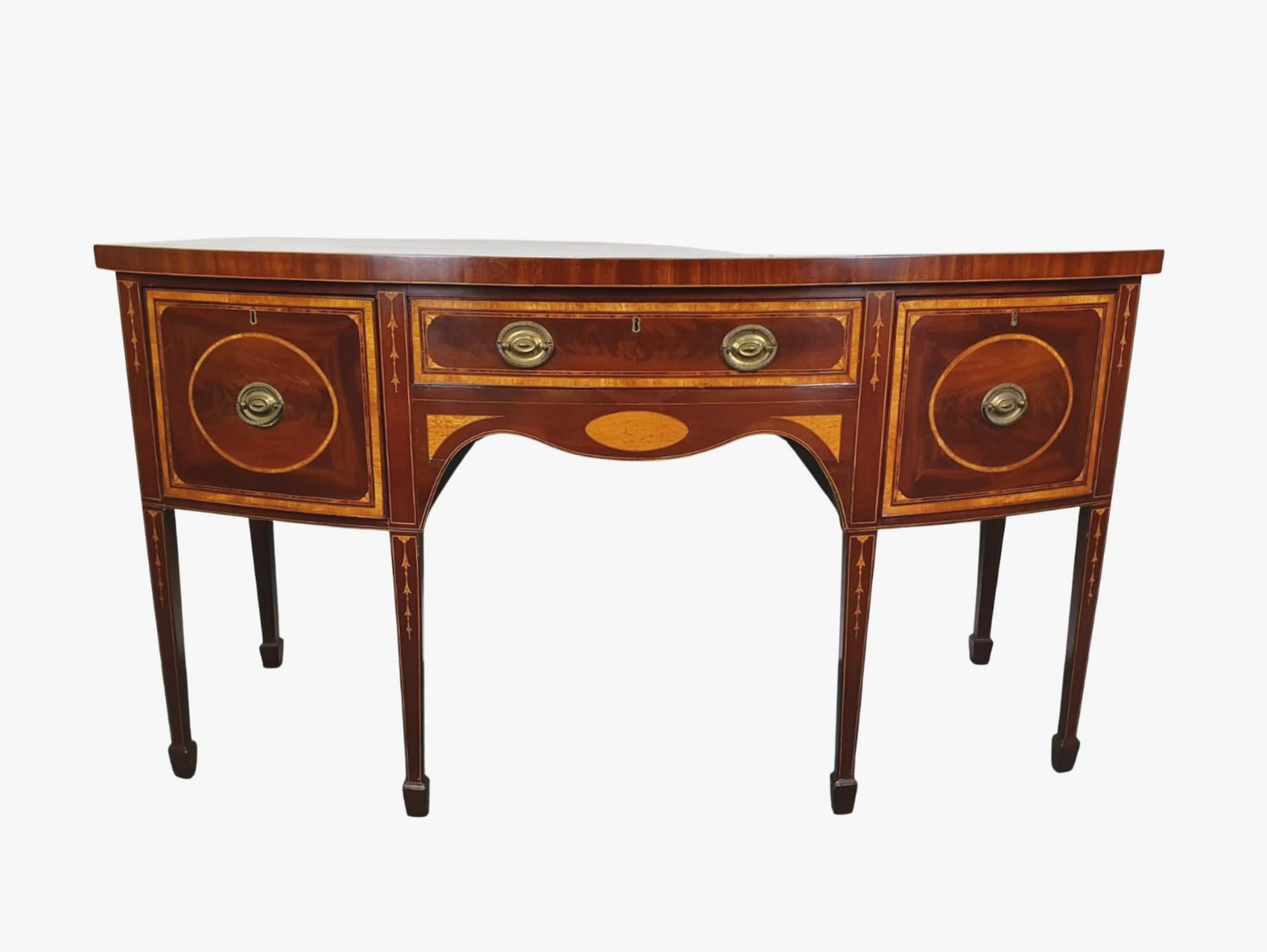 Inglese Credenza ad arco in mogano intarsiato del XIX secolo molto raffinata in vendita