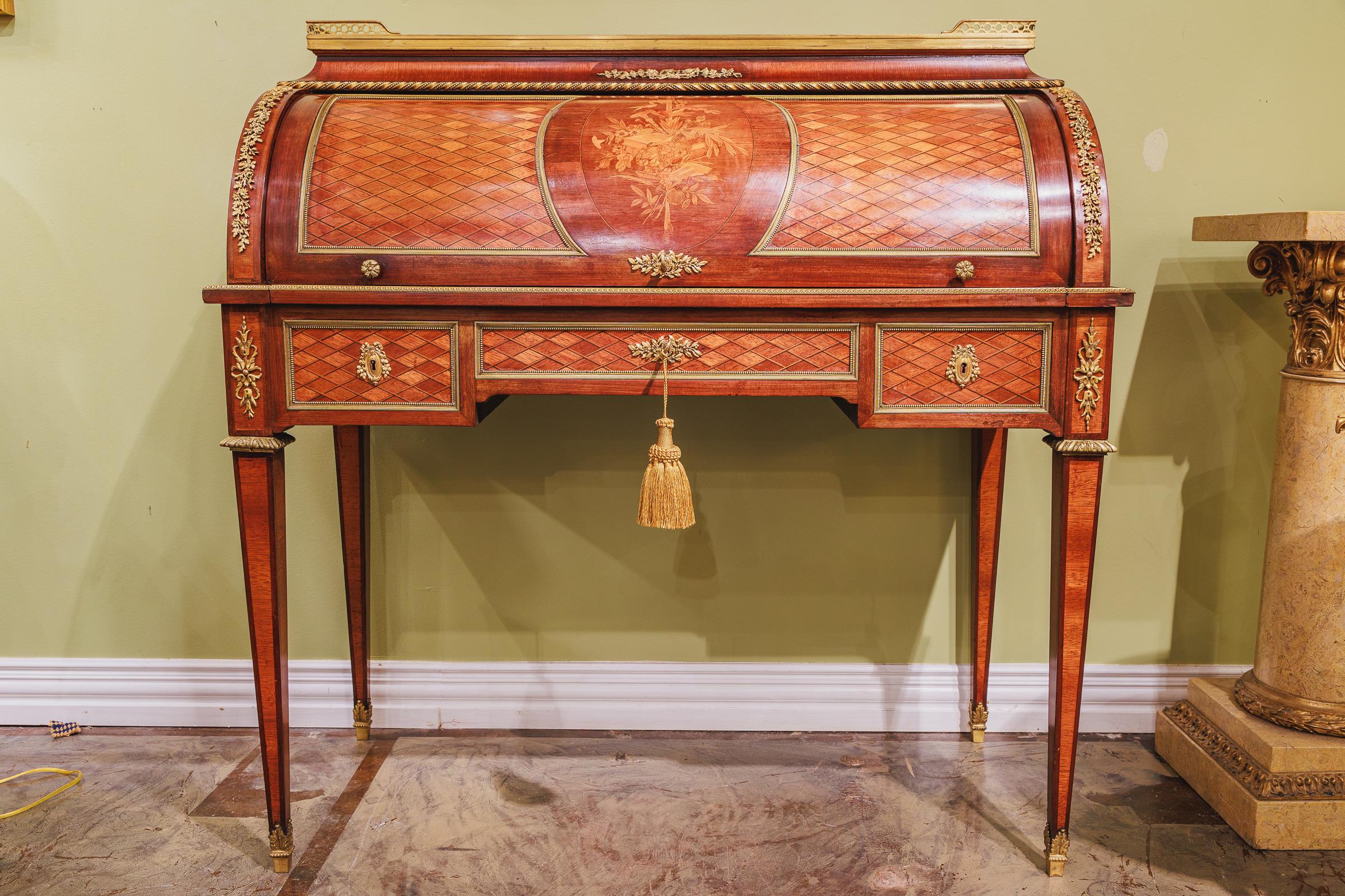 Ein sehr schöner französischer Louis-XVI-Schreibtisch aus Königsholz und Tulpenholz mit Intarsienaufsatz aus dem 19. Feine vergoldete Bronzebeschläge mit einer schönen Marmorplatte. Unterzeichnet Paul Sormani