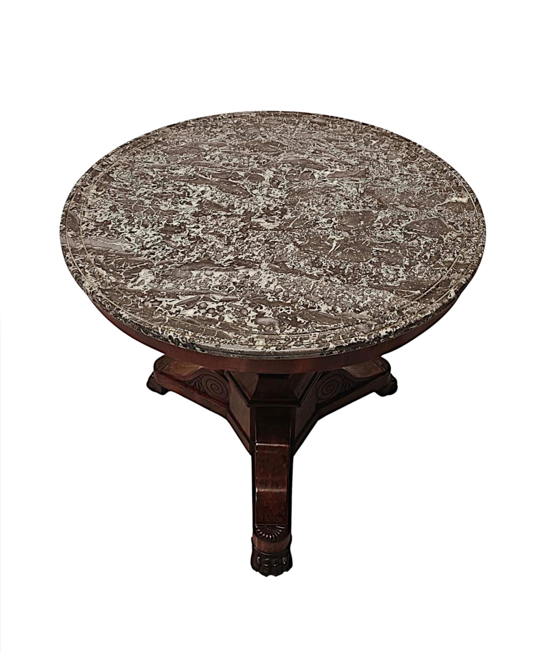 Une très belle table centrale du XIXe siècle en acajou avec un plateau en marbre, d'une qualité exceptionnelle et étonnamment sculptée à la main, avec une patine et un grain d'une grande richesse.  Le remarquable plateau de marbre noir Marquina, de
