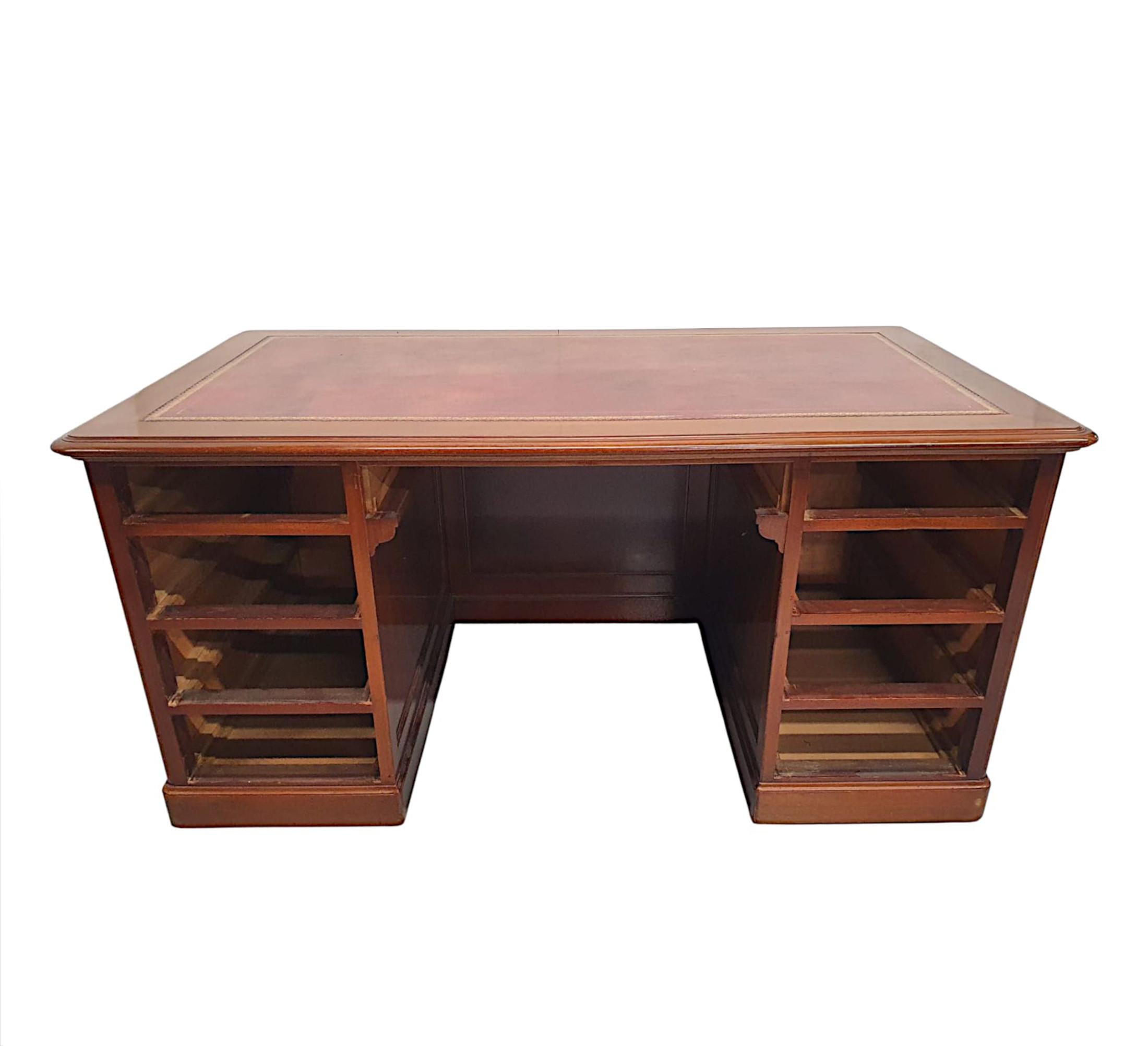 Très beau bureau à neuf tiroirs sur piédestal du 19ème siècle en vente 1