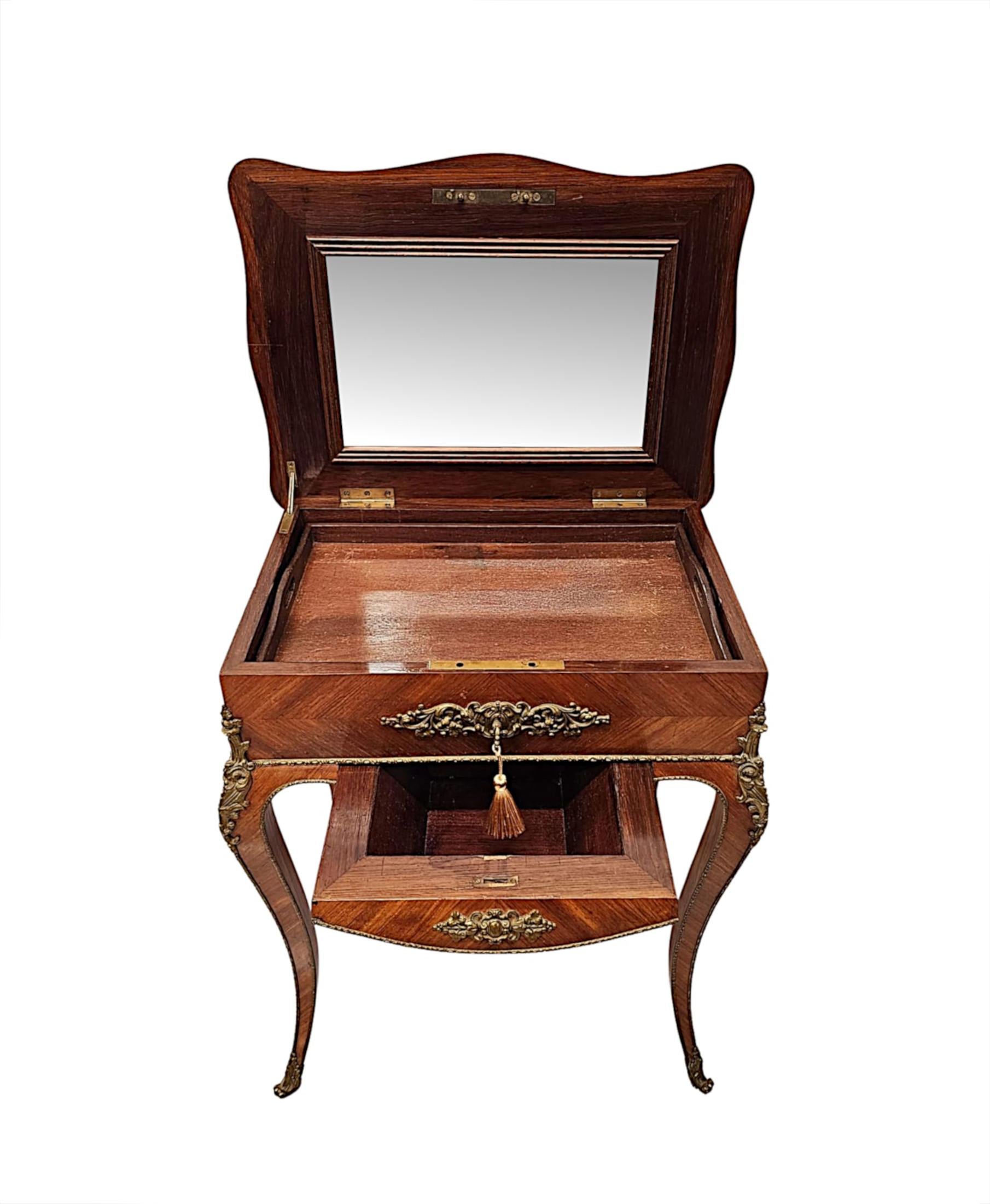 Très belle table d'appoint en bois de roi du XIXe siècle ou boîte de travail pour dames.  Cette fabuleuse pièce est d'une qualité exceptionnelle, magnifiquement sculptée à la main, dotée de montures en bronze doré finement moulées avec de superbes