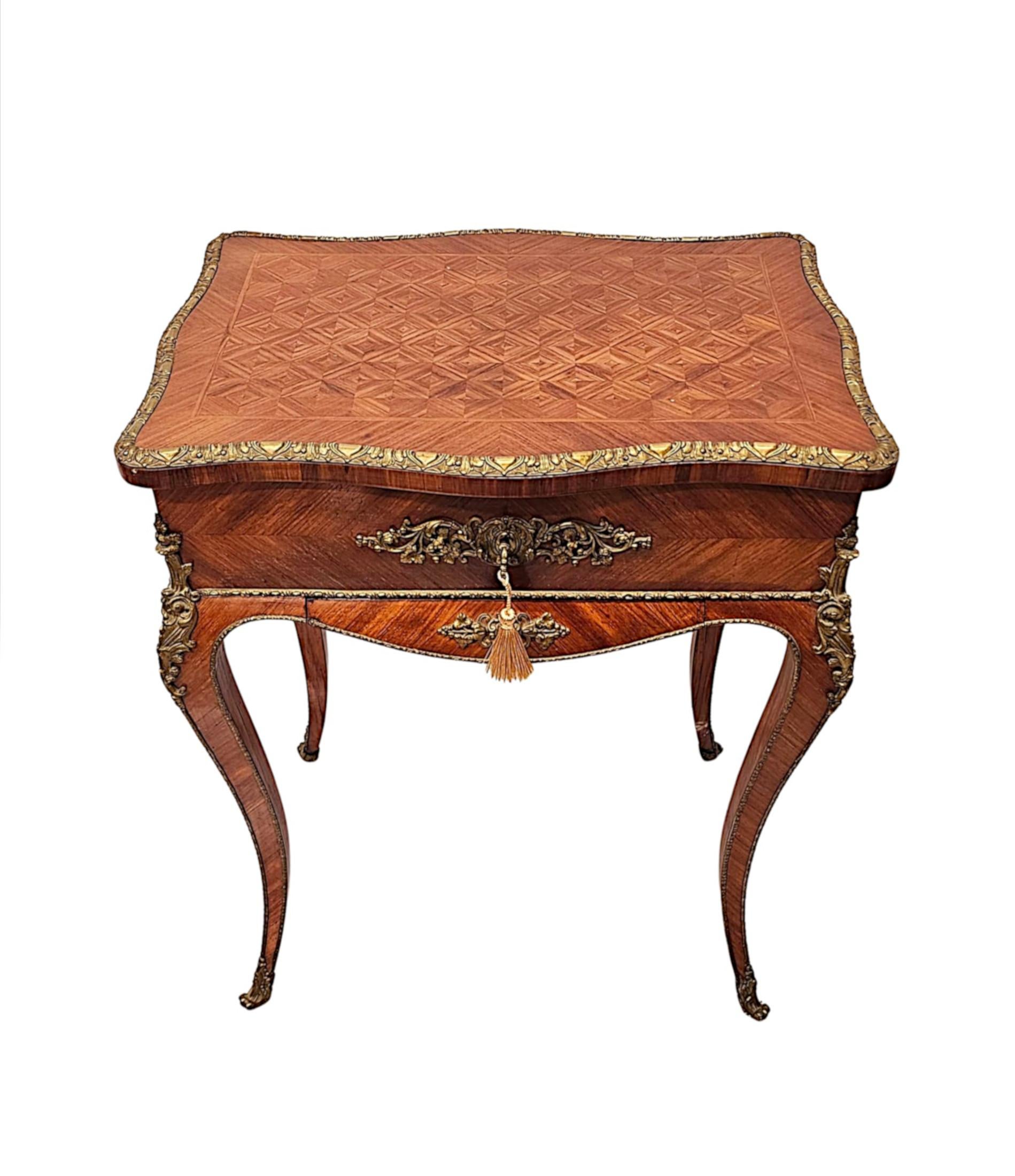Très belle table d'appoint ou boîte de travail pour femmes du 19ème siècle montée en bronze doré Bon état - En vente à Dublin, IE