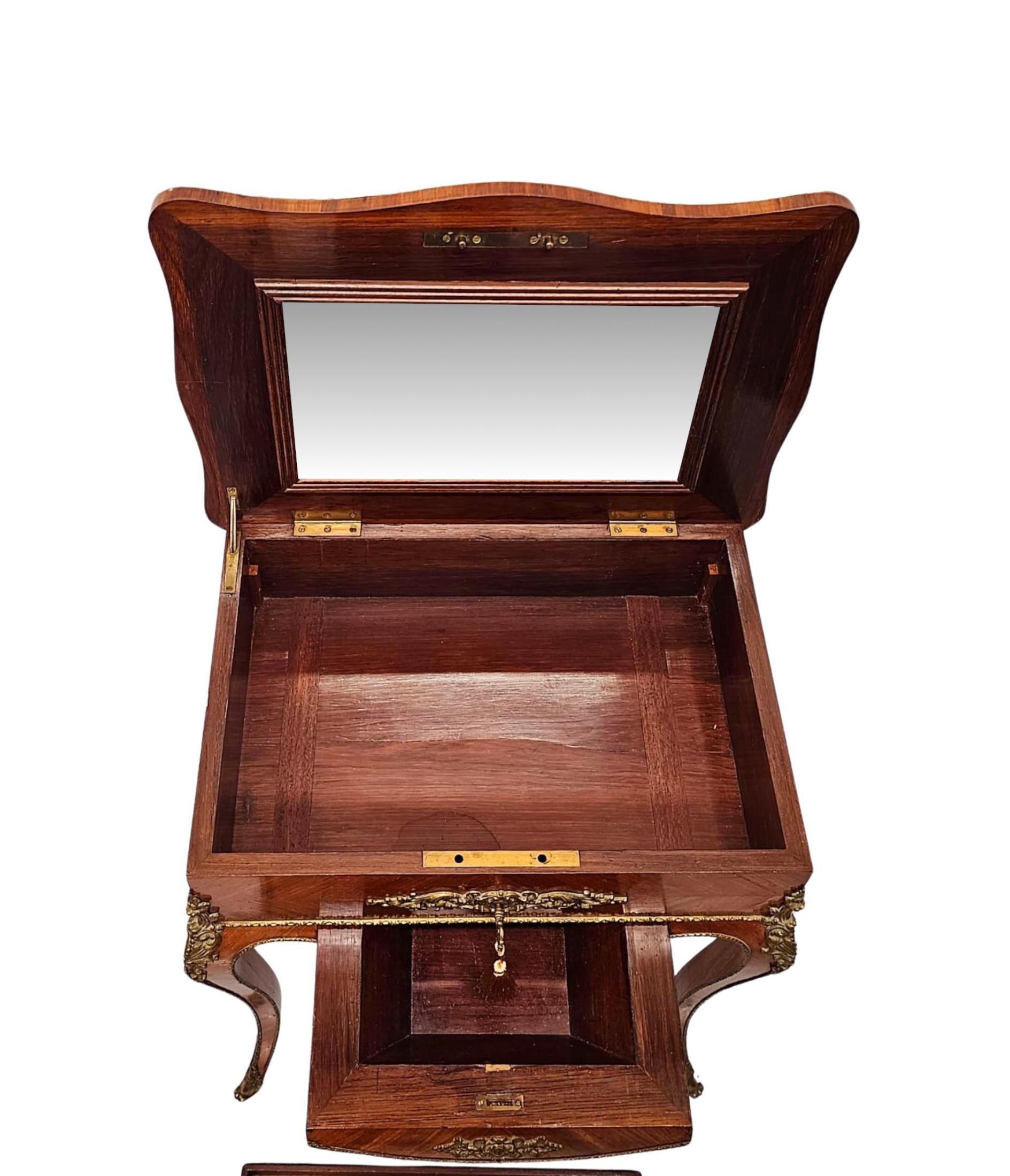 XIXe siècle Très belle table d'appoint ou boîte de travail pour femmes du 19ème siècle montée en bronze doré en vente