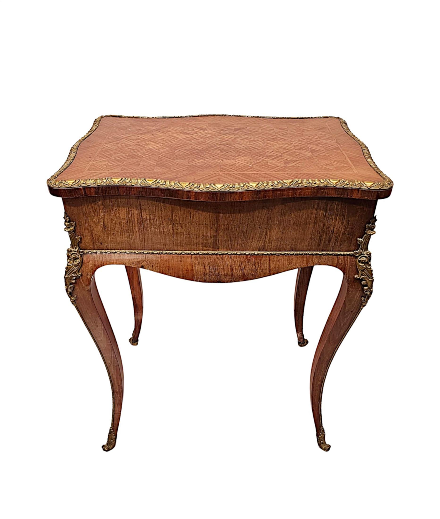 Très belle table d'appoint ou boîte de travail pour femmes du 19ème siècle montée en bronze doré en vente 2