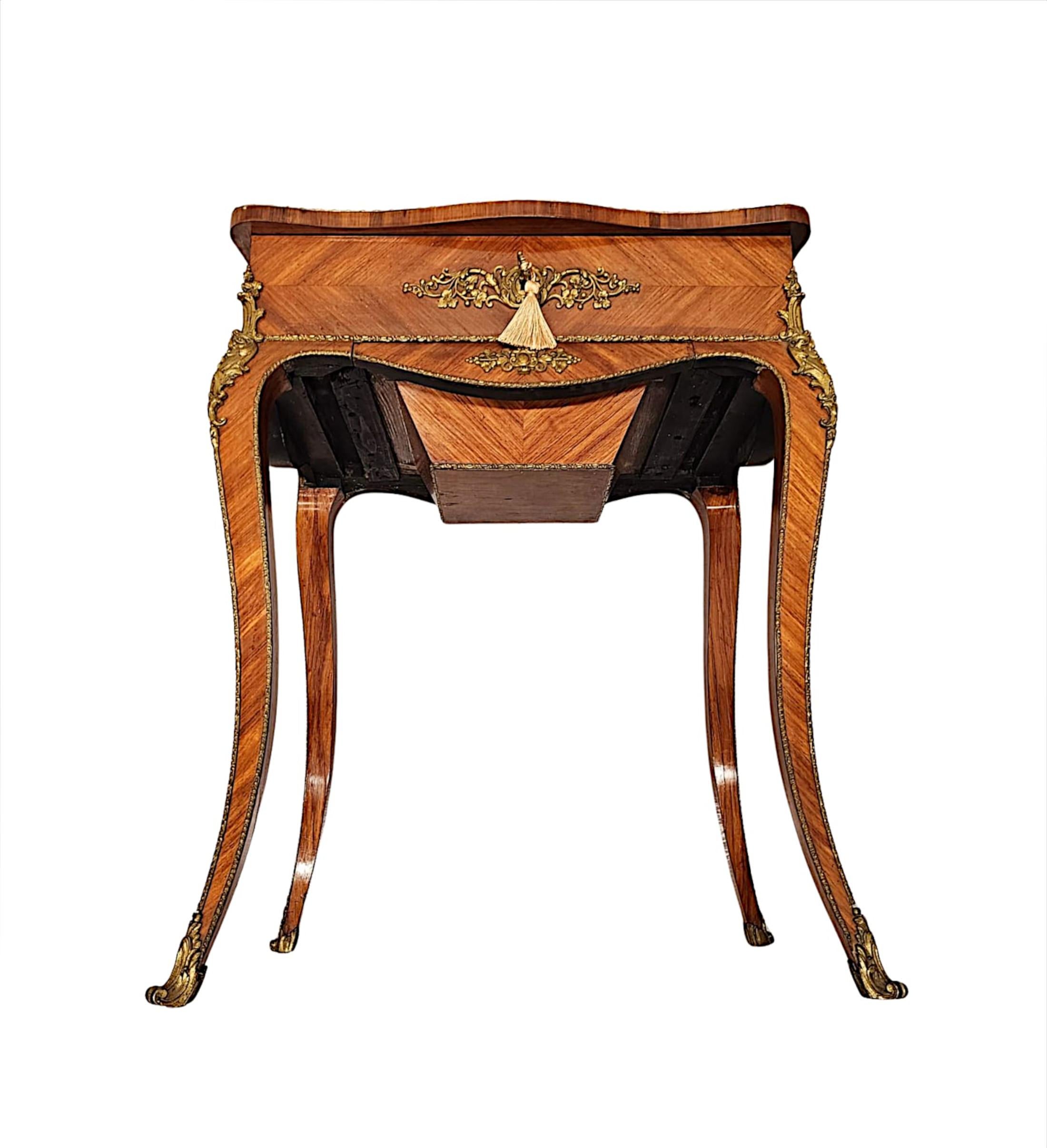 Très belle table d'appoint ou boîte de travail pour femmes du 19ème siècle montée en bronze doré en vente 3