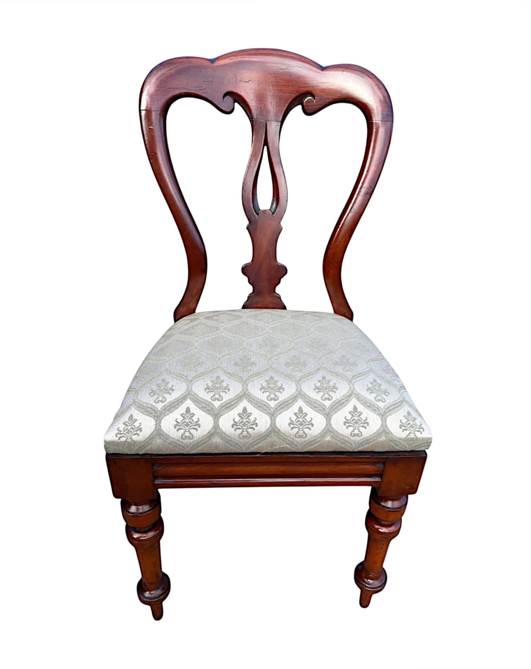 Un raffinato set del XIX secolo di dodici sedie da pranzo a punta di lancia in mogano ben figurato con schienale a palloncino.  Questo superbo set di sedie è di qualità eccezionale, finemente intagliato a mano con una patina e una venatura