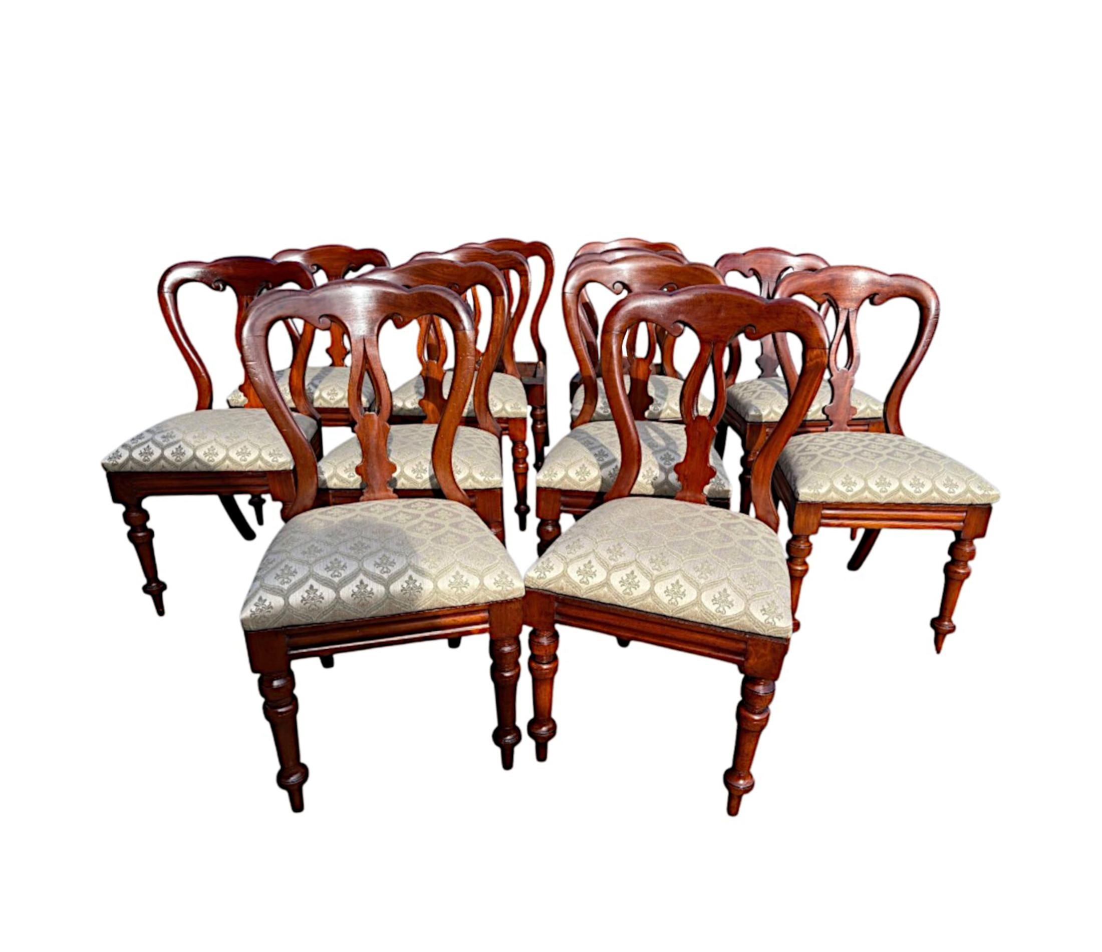Un raffinato set di dodici sedie da pranzo del XIX secolo In condizioni buone in vendita a Dublin, IE