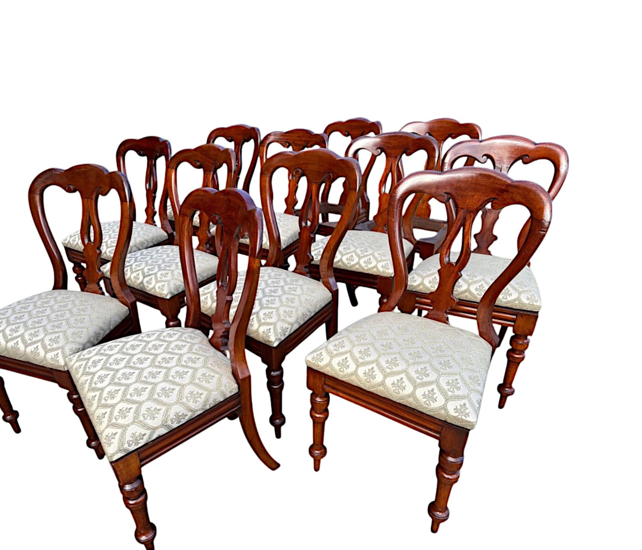 Tessuto Un raffinato set di dodici sedie da pranzo del XIX secolo in vendita