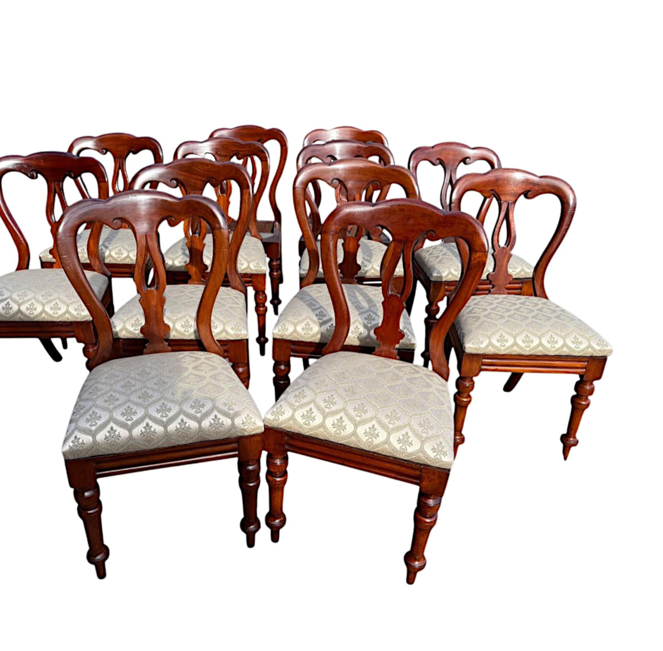 Un raffinato set di dodici sedie da pranzo del XIX secolo in vendita 1