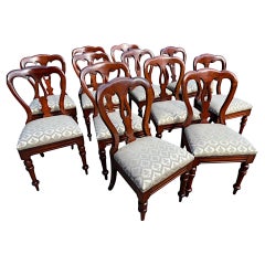 Un raffinato set di dodici sedie da pranzo del XIX secolo