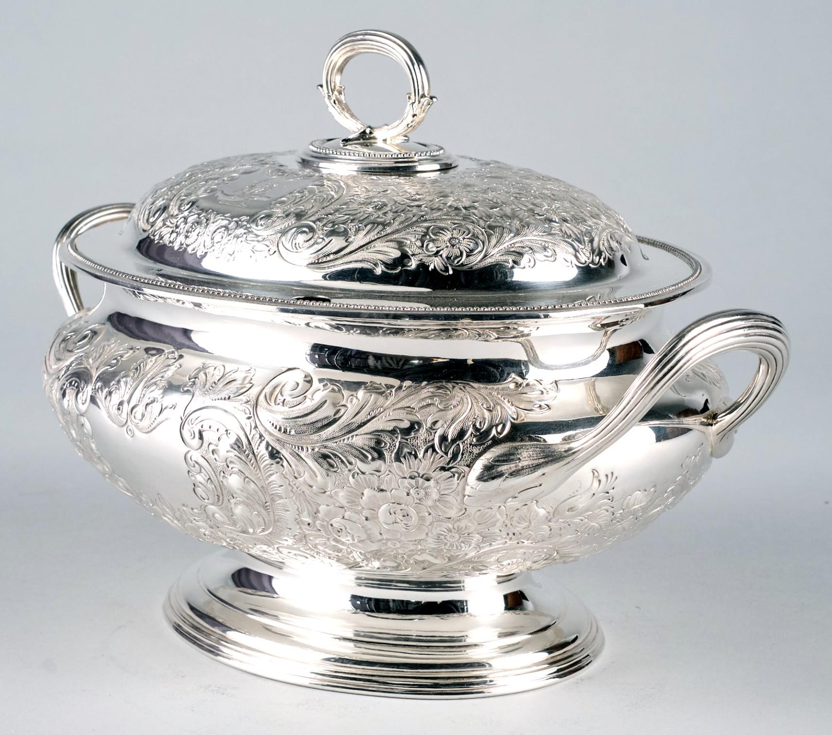 Victorian A Very Fine 19th Century Silver Plated Lidded Soup Tureen by Elkington & Company For Sale
